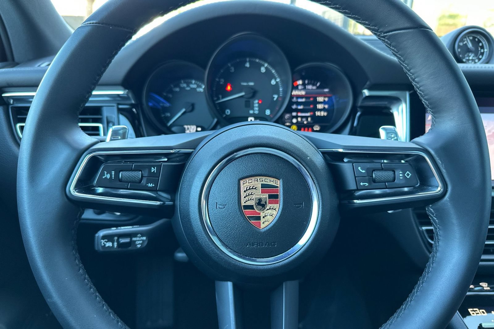 Used 2025 Porsche Macan AWD/4WD image 29