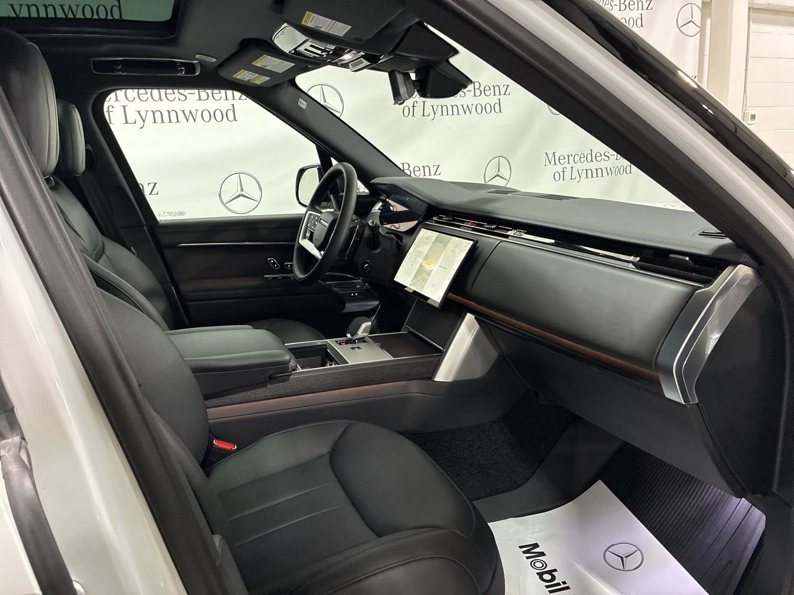 Used 2025 Land Rover Range Rover SE image 28