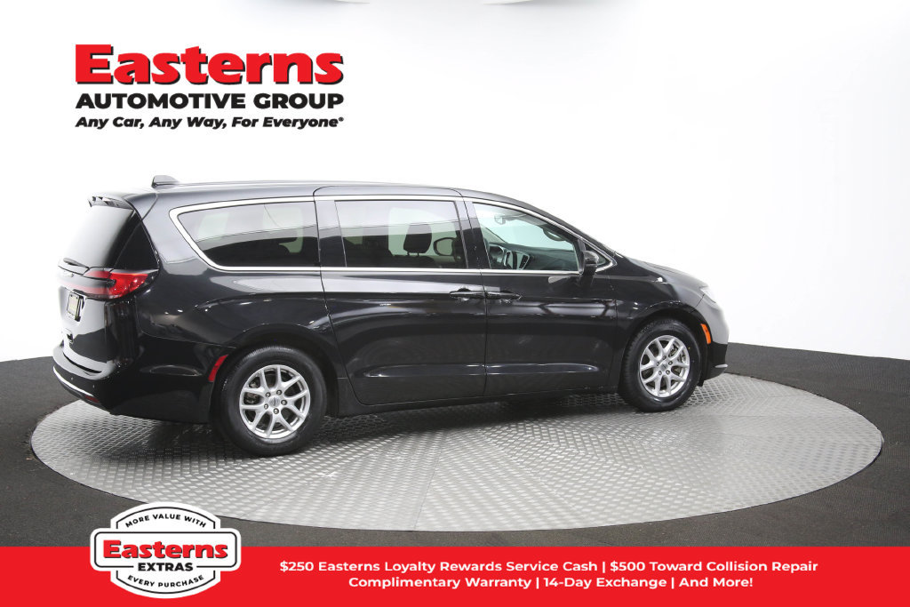 Used 2023 Chrysler Pacifica Touring-L FWD image 45