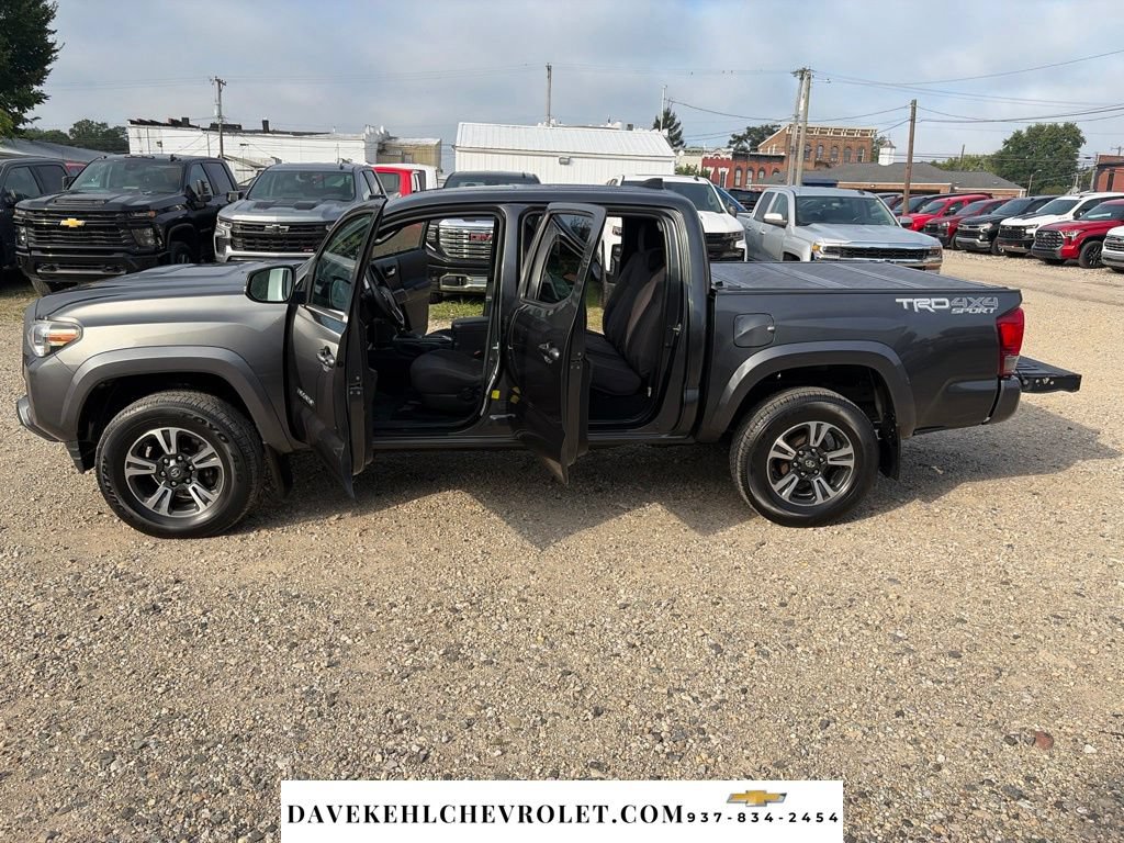 Used 2016 Toyota Tacoma TRD Sport AWD/4WD image 31