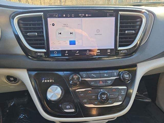 Used 2024 Chrysler Pacifica Touring-L FWD image 19