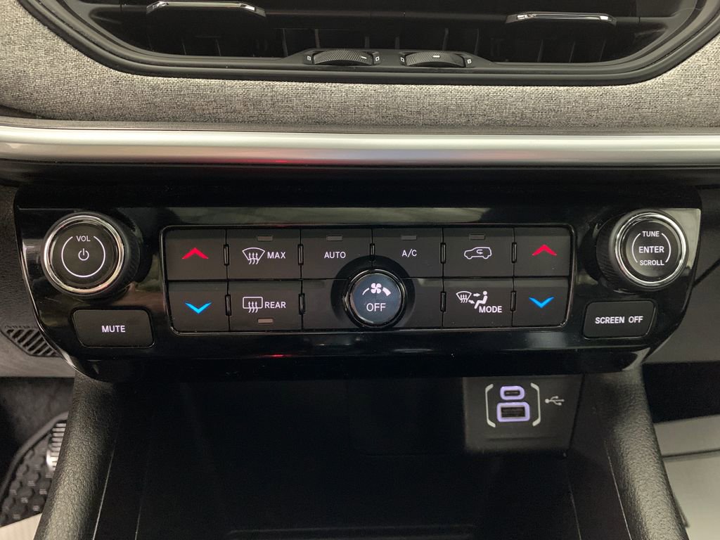 Used 2025 Jeep Compass Latitude w/ Sun & Sound Group image 10