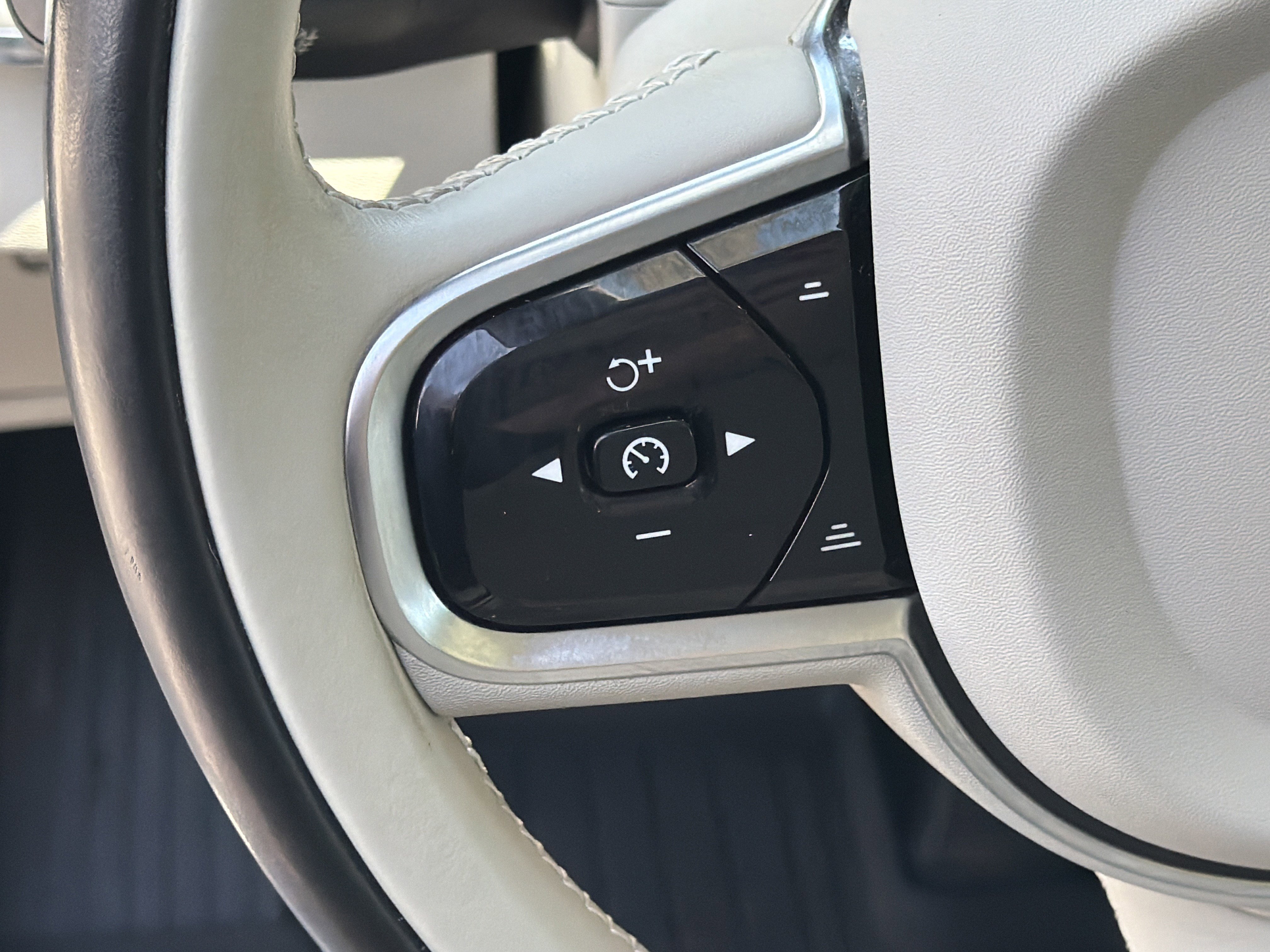 Certified 2023 Volvo XC90 B5 Core w/ Protection Package Premier AWD/4WD image 19