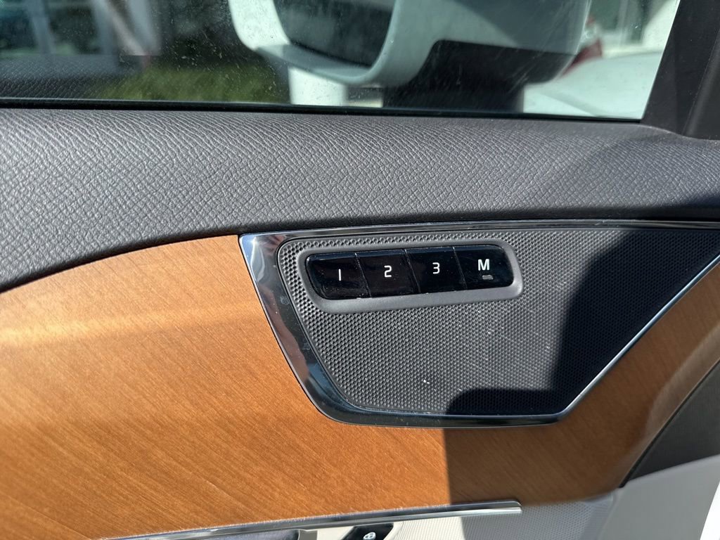 Used 2021 Volvo XC90 T6 Momentum w/ Protection Package Premier image 12