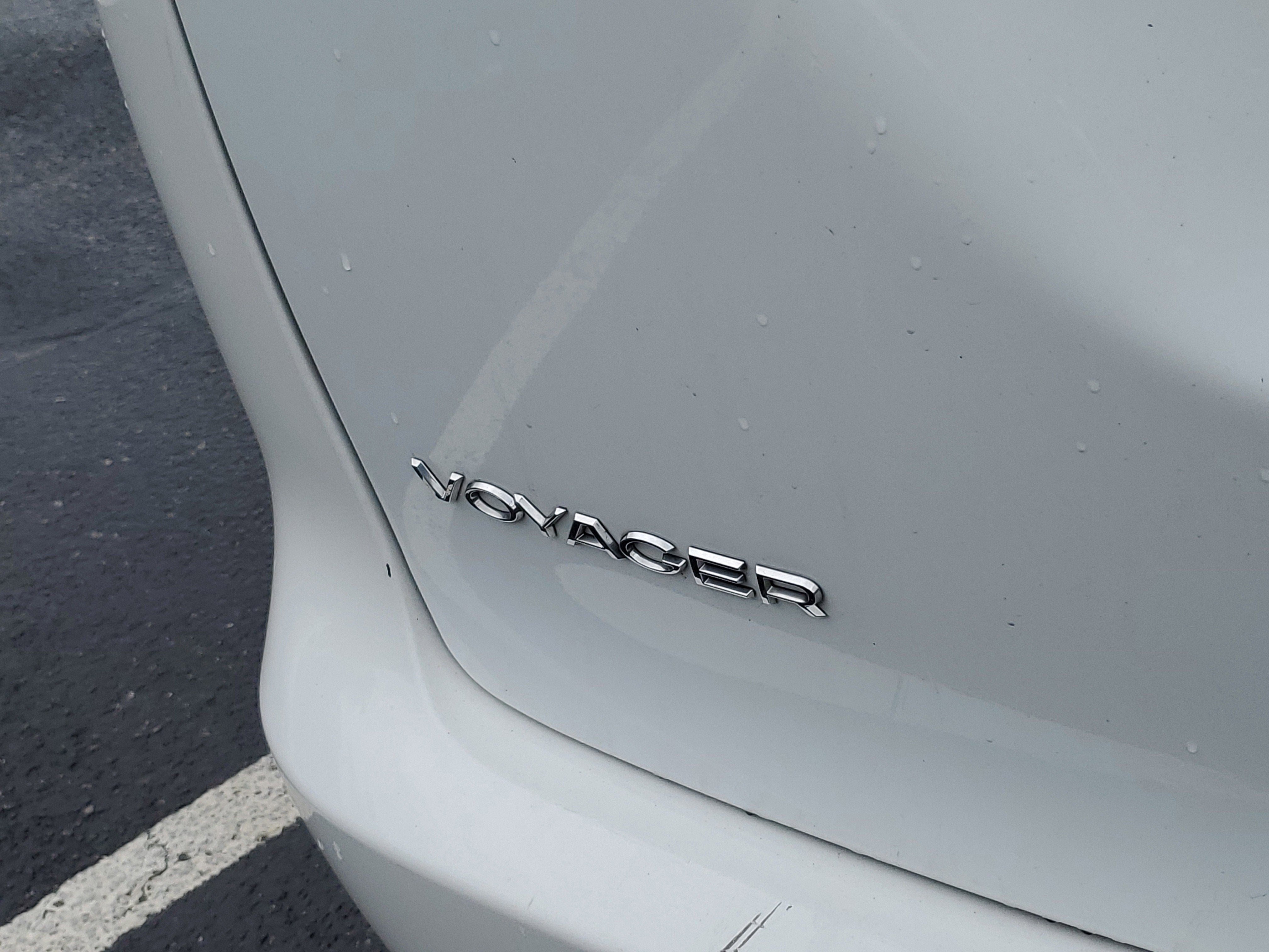 Used 2023 Chrysler Voyager LX image 7