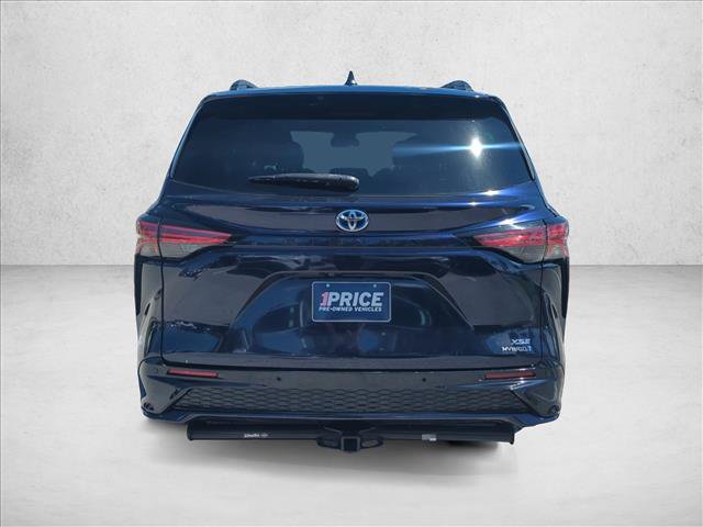 Used 2022 Toyota Sienna XSE FWD image 6