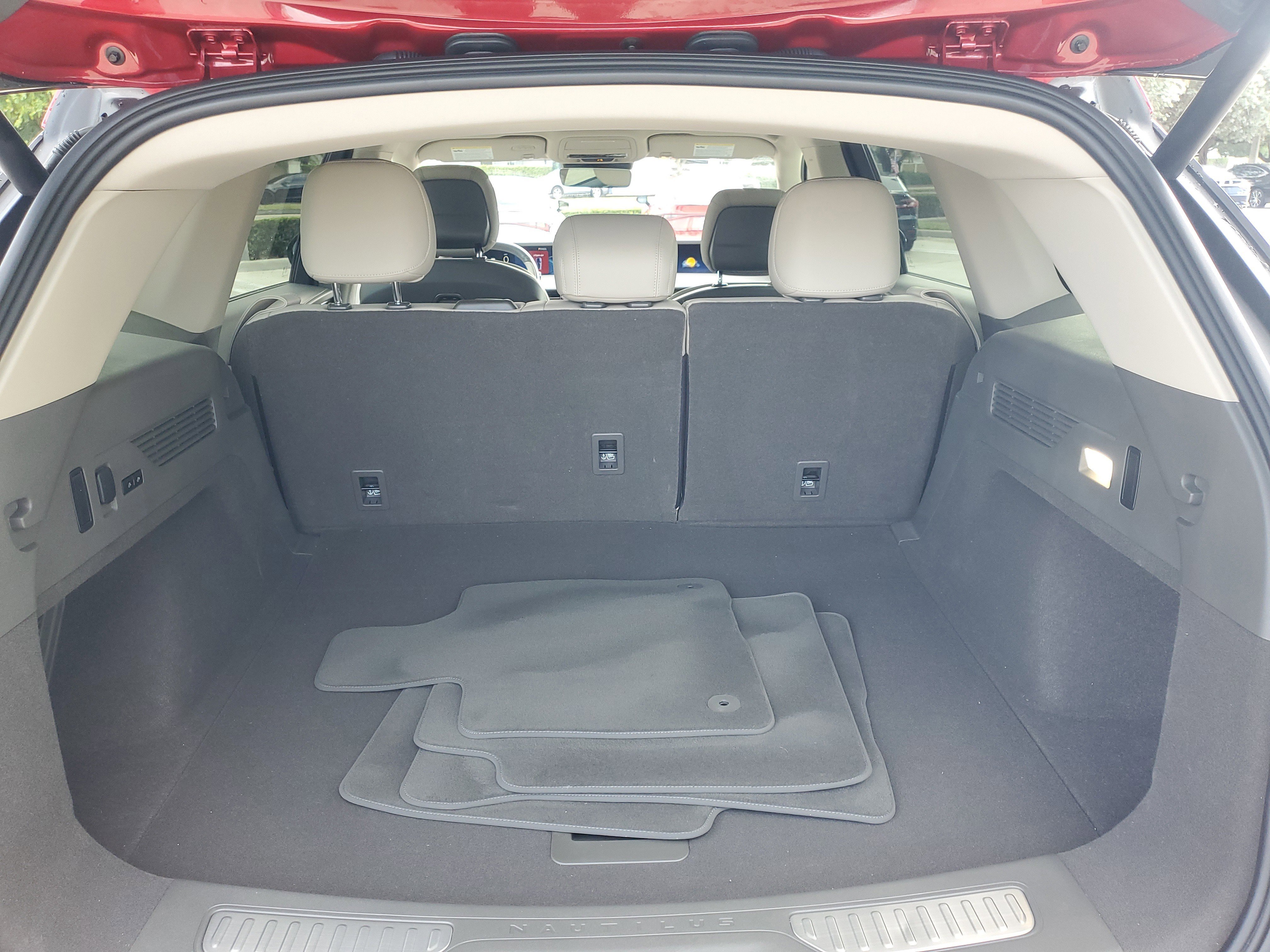 Used 2025 Lincoln Nautilus Premier image 12