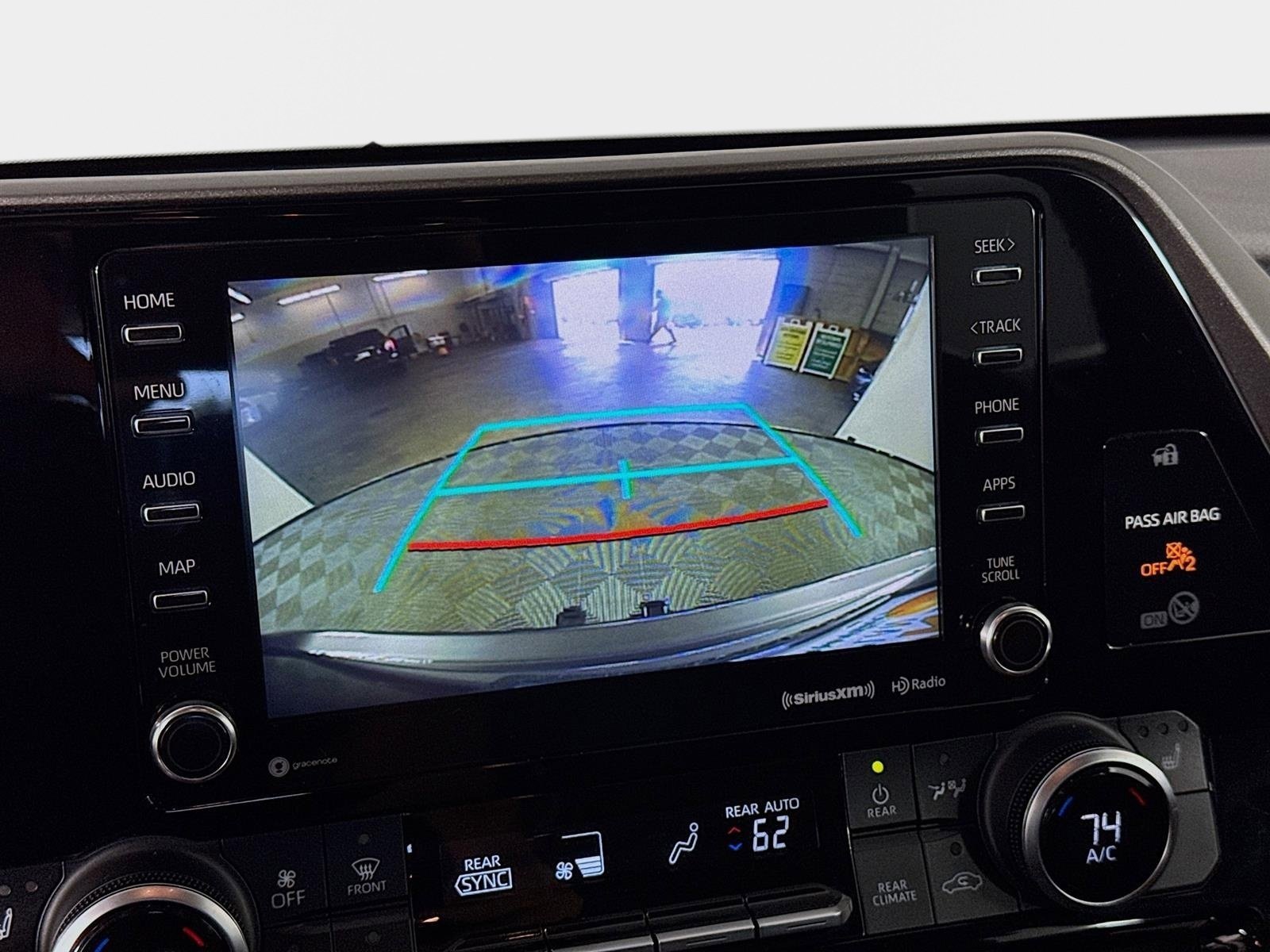 Used 2020 Toyota Highlander XLE image 16