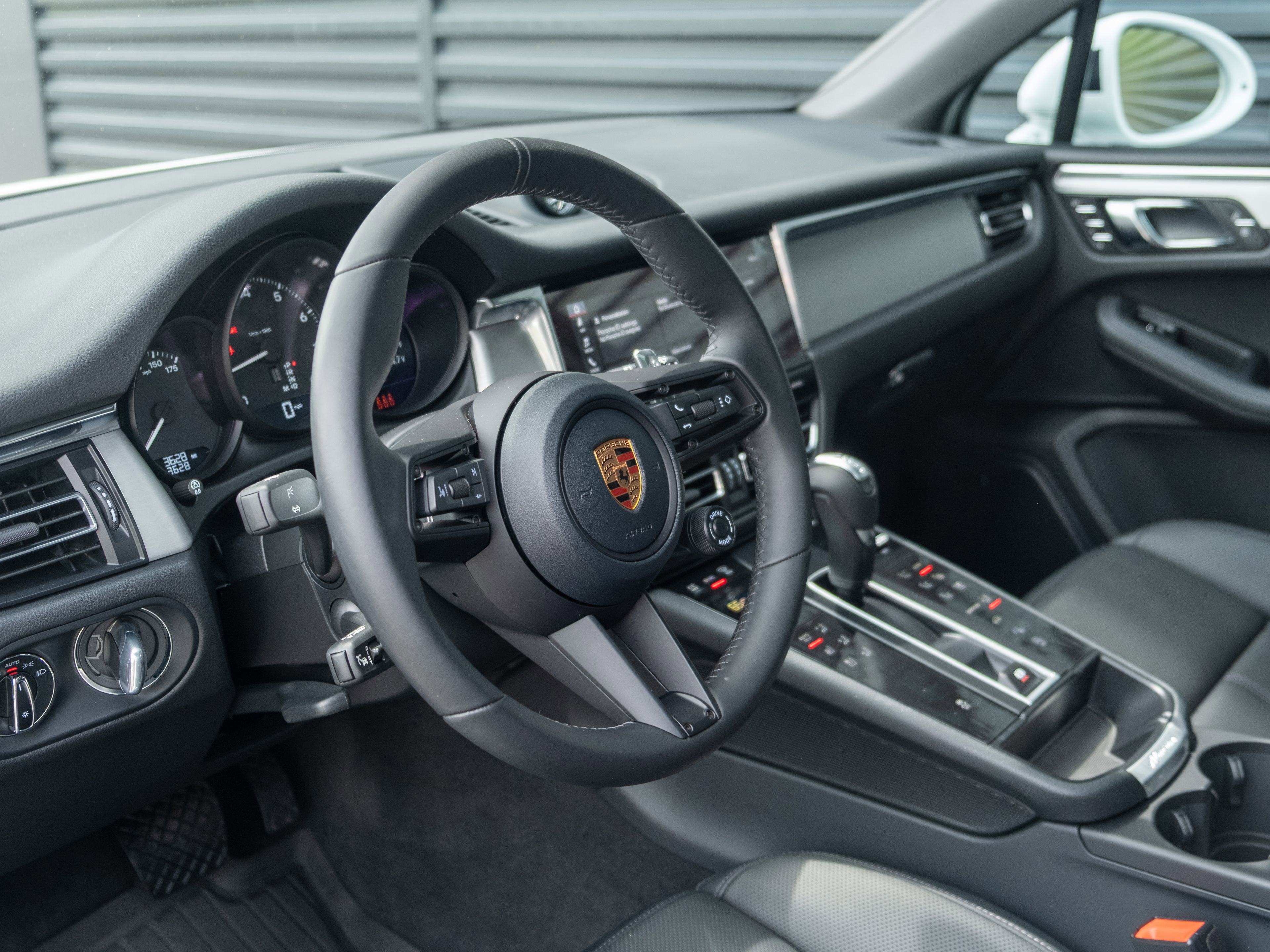 Certified 2026 Porsche Macan AWD/4WD image 4