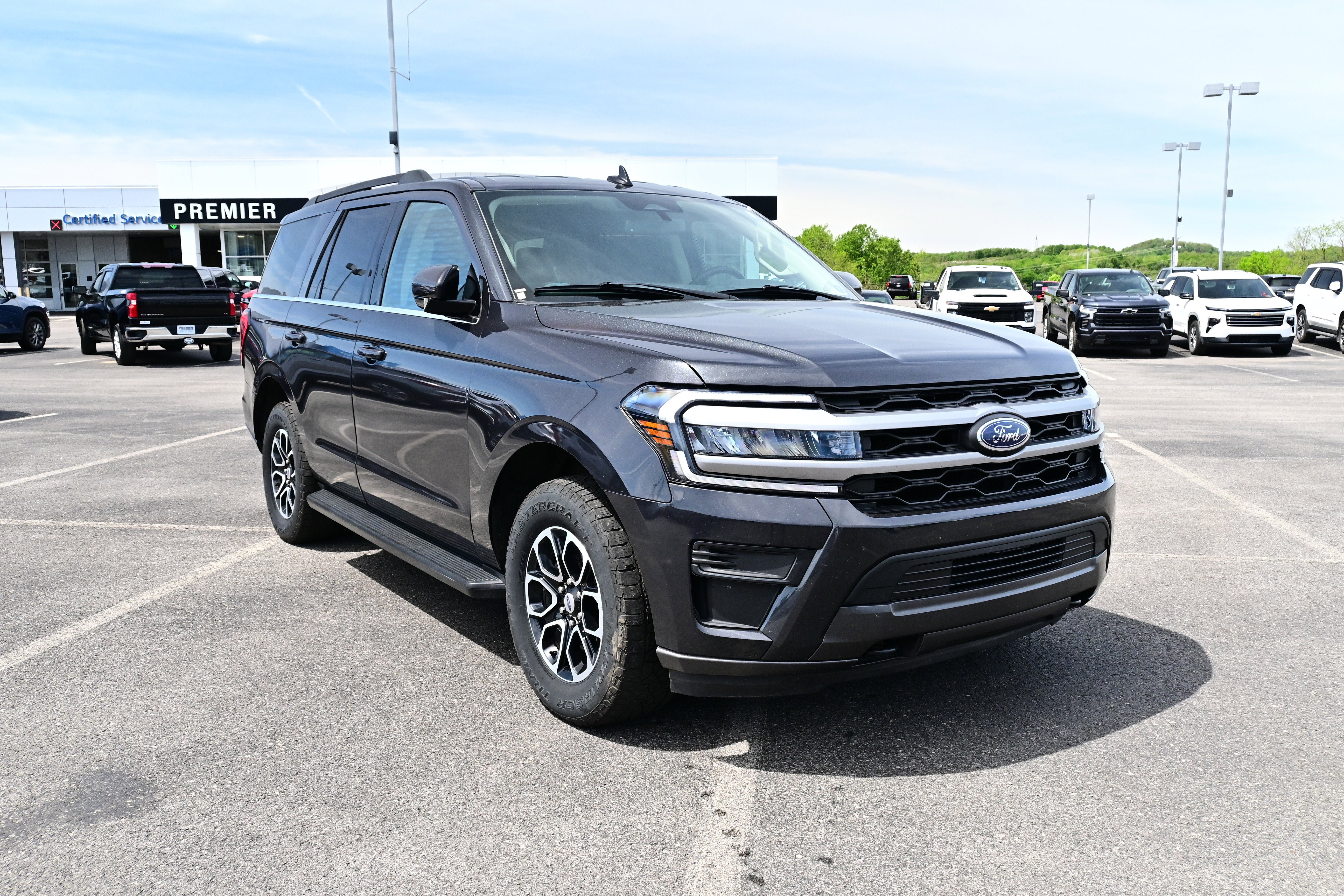 Used 2022 Ford Expedition XLT AWD/4WD image 2