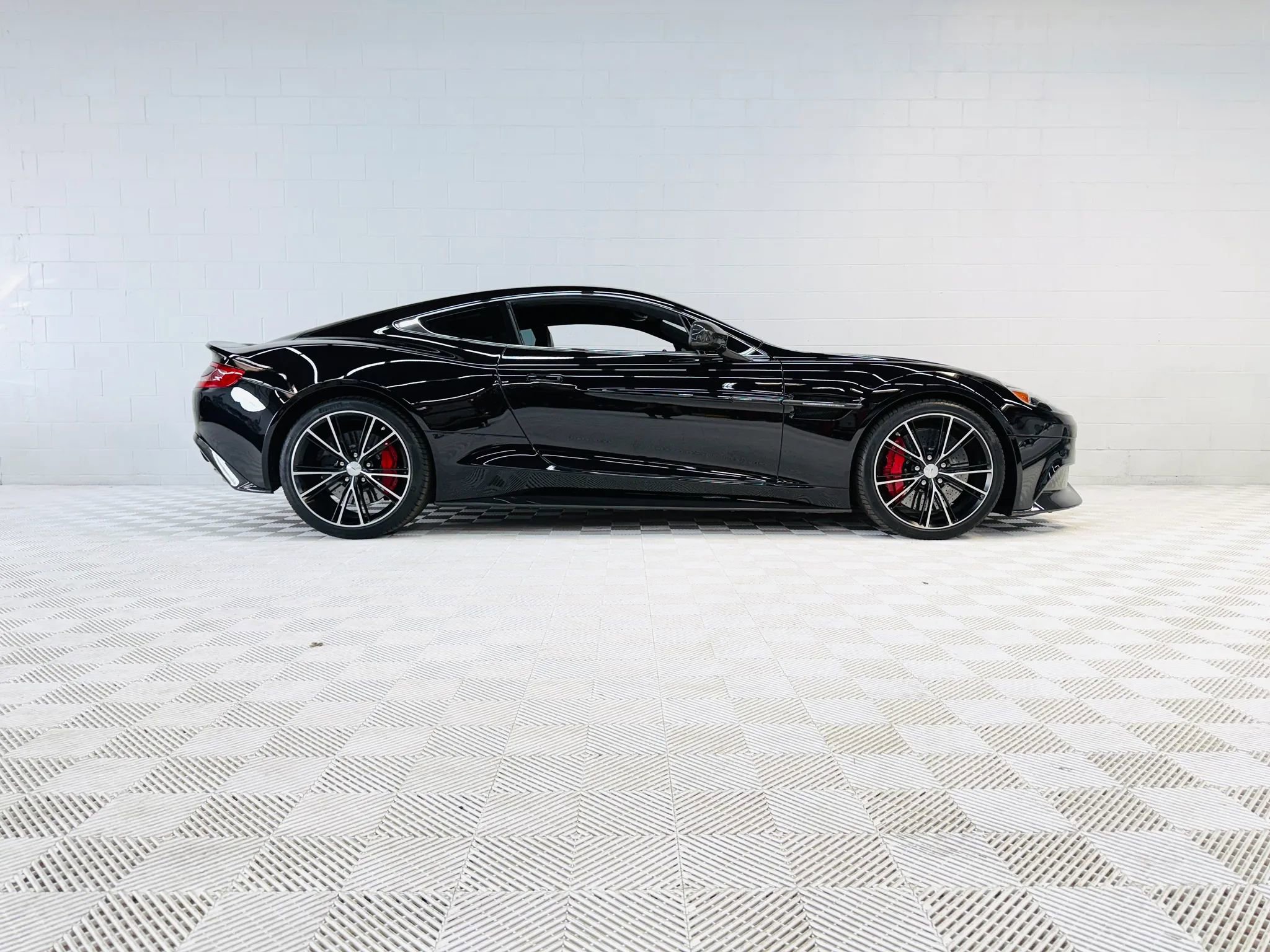 Used 2014 Aston Martin Vanquish Coupe image 3