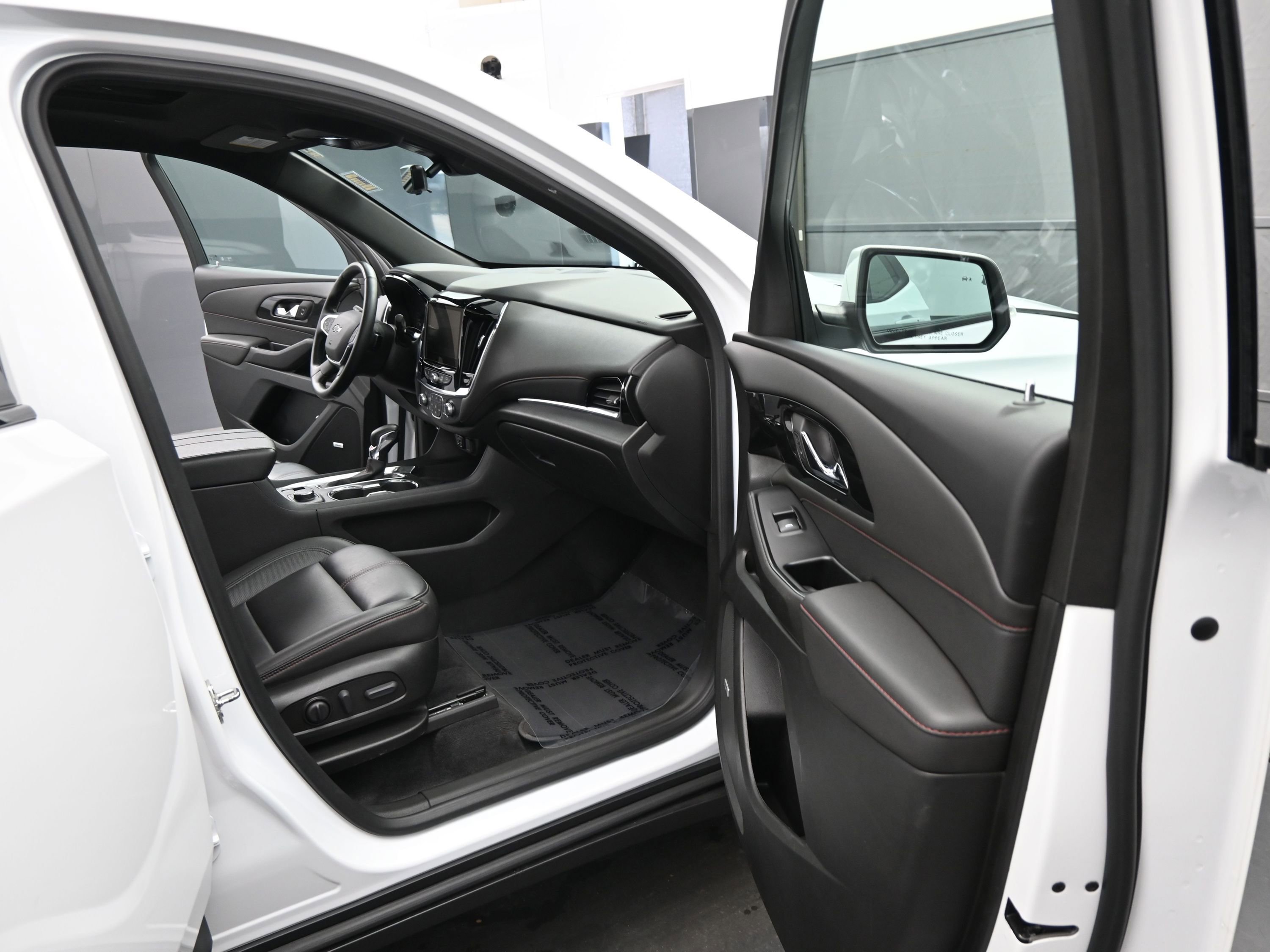 Used 2023 Chevrolet Traverse RS image 19