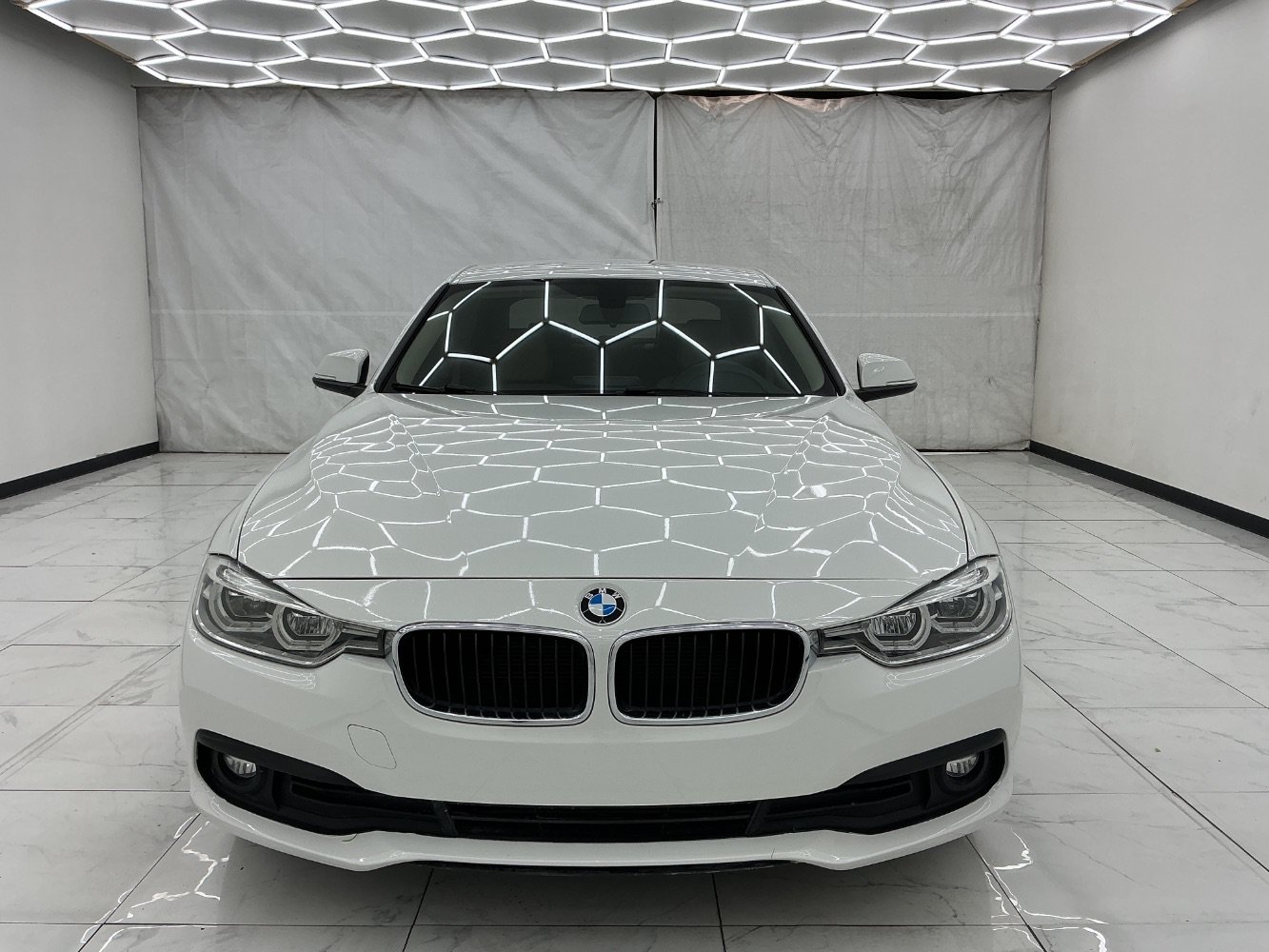 Used 2018 BMW 320i Sedan RWD image 5