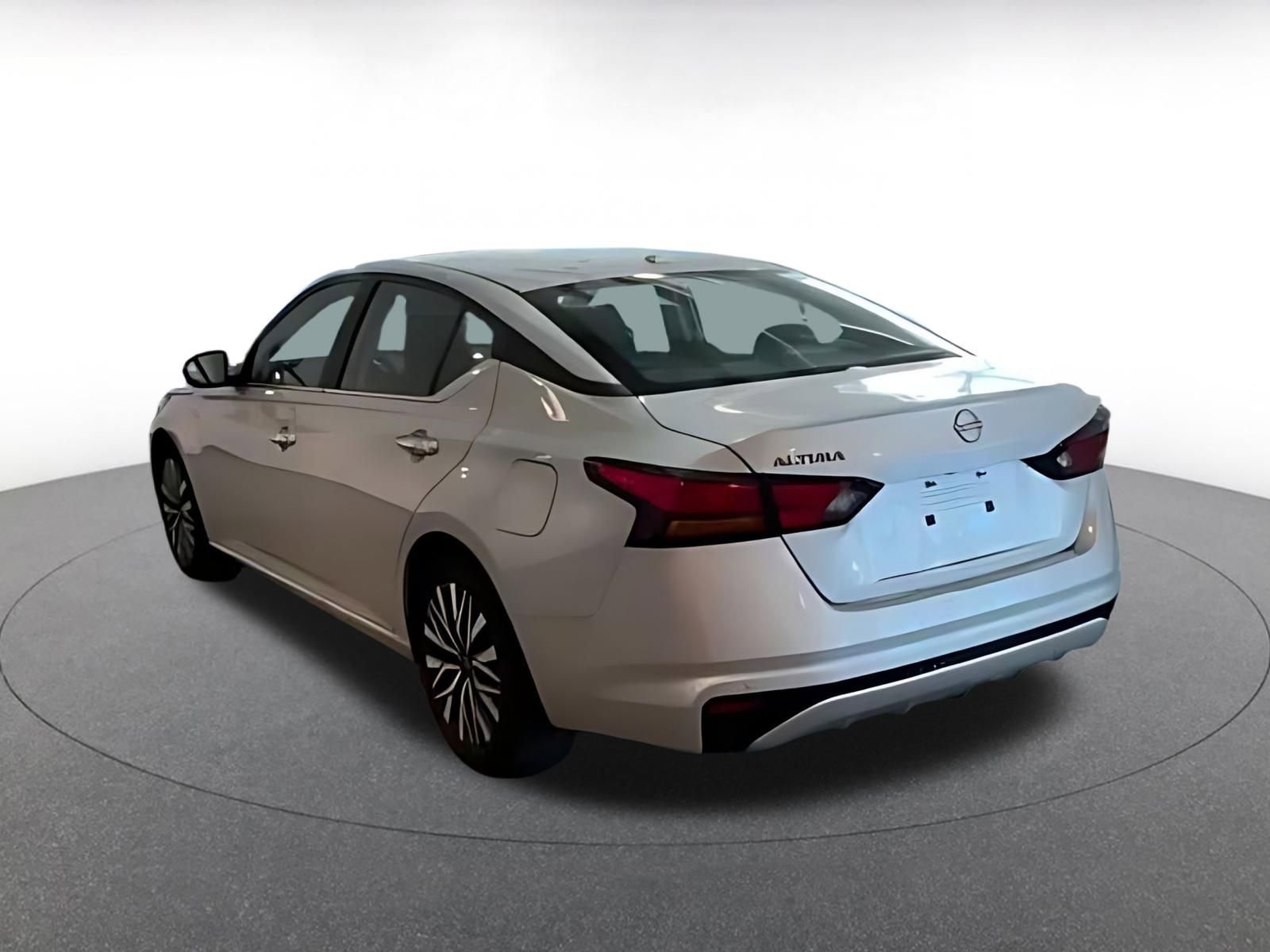 Used 2025 Nissan Altima 2.5 SV image 16