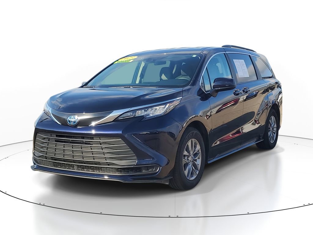 Used 2023 Toyota Sienna LE image 2