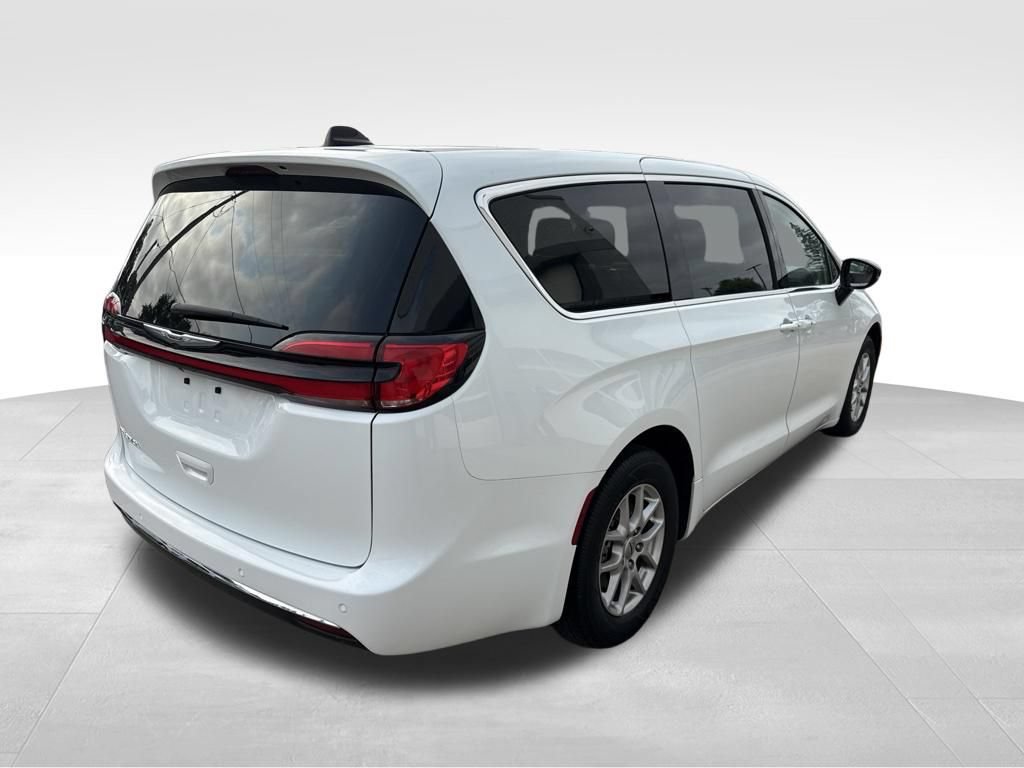 Used 2024 Chrysler Pacifica Touring-L FWD image 7