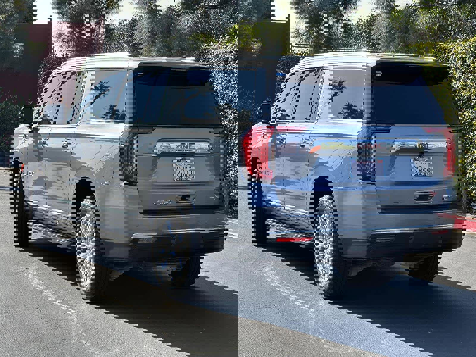 Used 2022 GMC Yukon XL SLT w/ SLT Luxury Package image 4