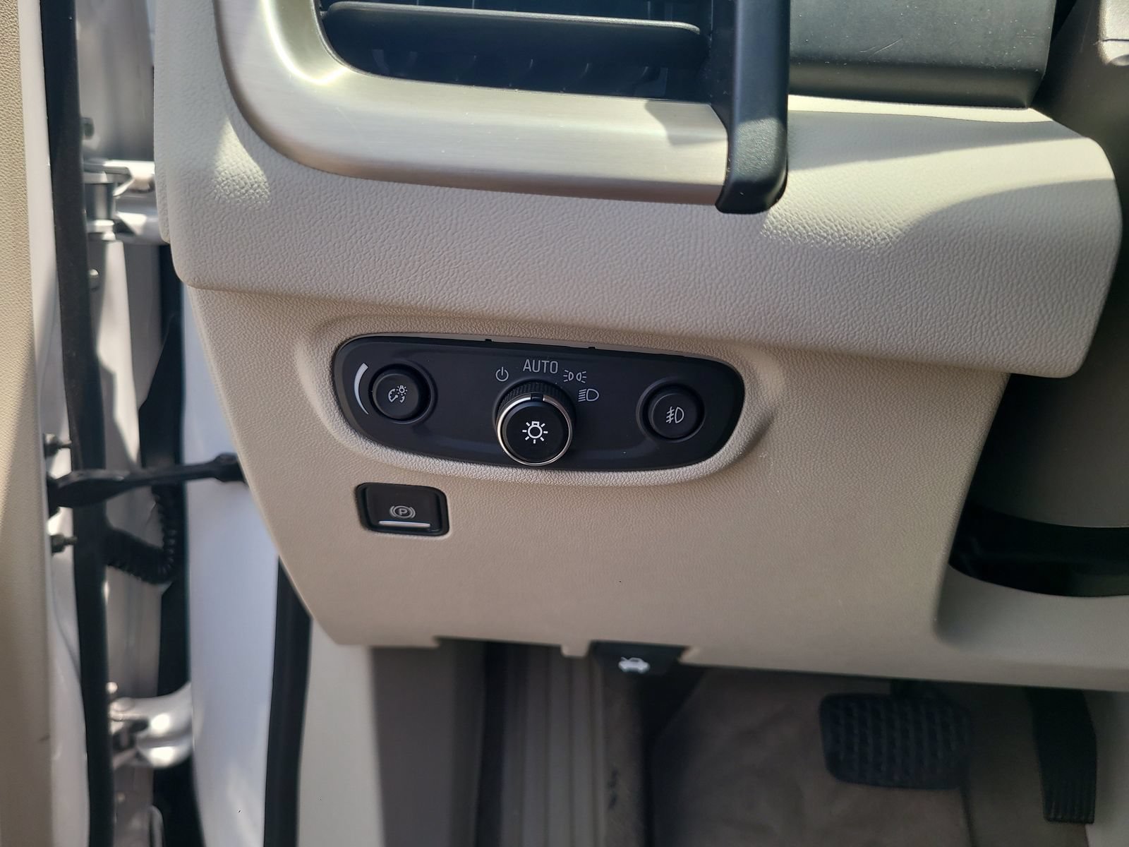 Used 2020 GMC Terrain Denali w/ Denali Premium Package FWD image 17