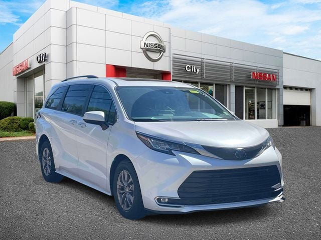 Used 2023 Toyota Sienna XLE FWD image 1