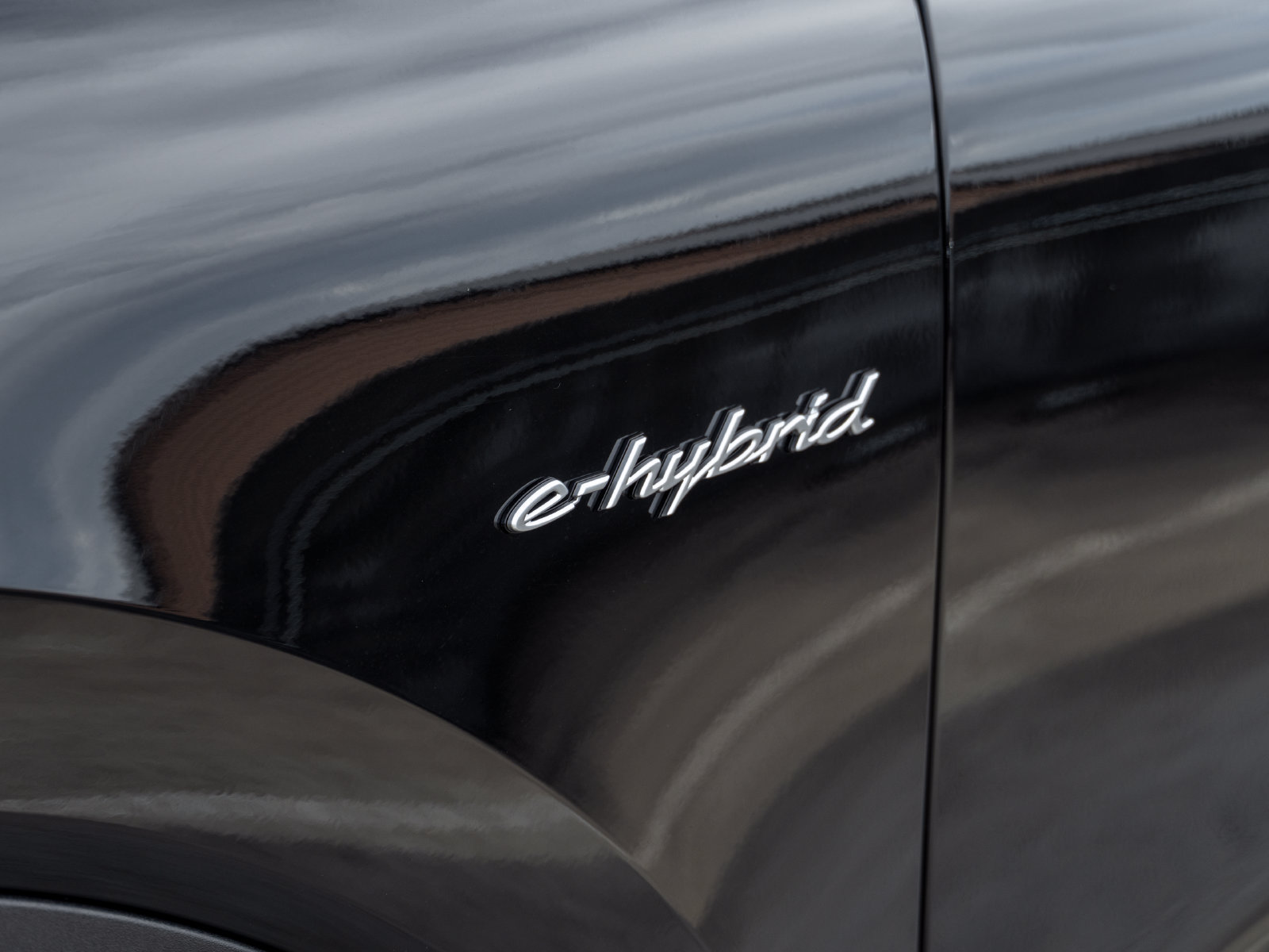 Certified 2025 Porsche Cayenne E-Hybrid Coupe w/ Premium Package Plus AWD/4WD image 18