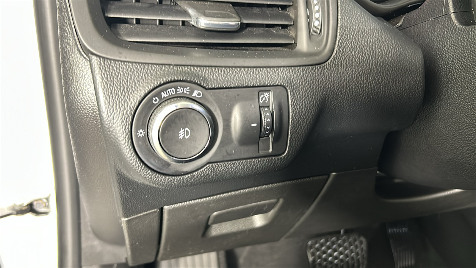 Used 2017 Buick Envision Essence AWD/4WD image 23