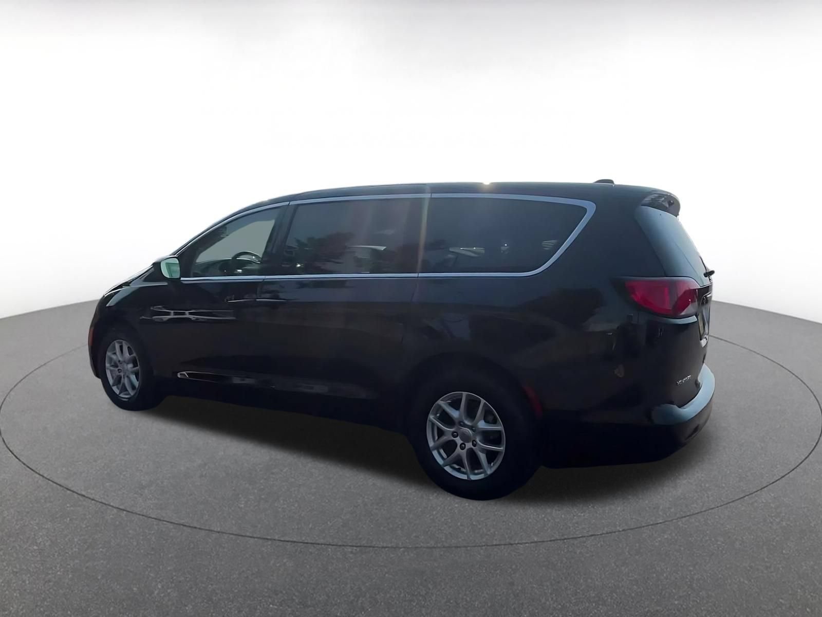 Used 2024 Chrysler Voyager LX FWD image 9