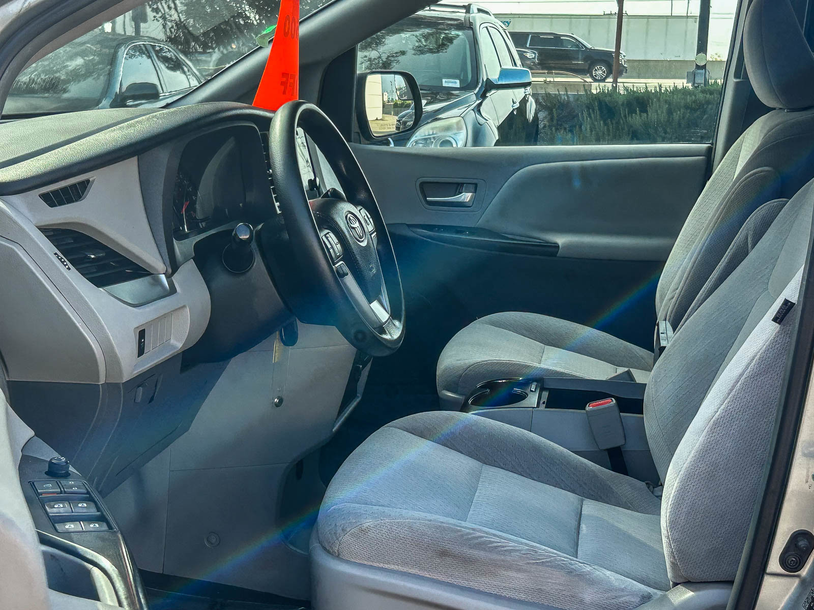 Used 2015 Toyota Sienna LE w/ Four Season Floor Mat Package image 17