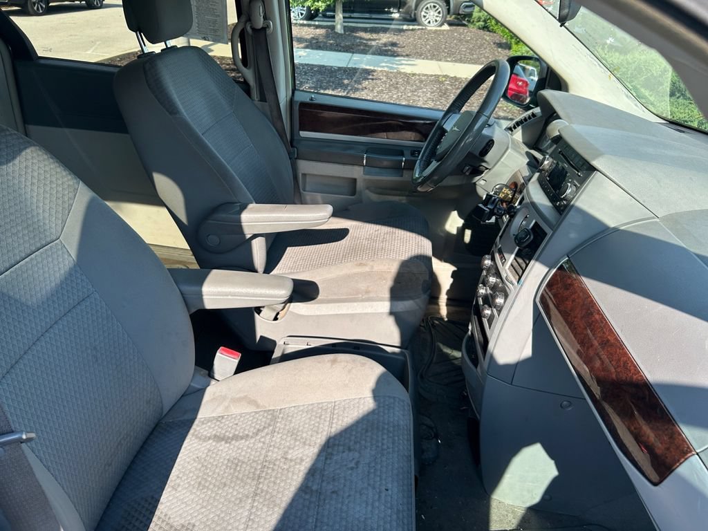 Used 2010 Chrysler Town & Country Touring FWD image 34