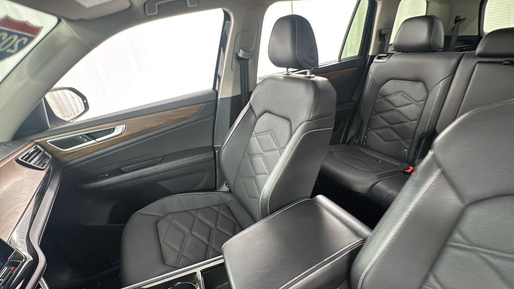 Used 2025 Volkswagen Atlas SE AWD/4WD image 13