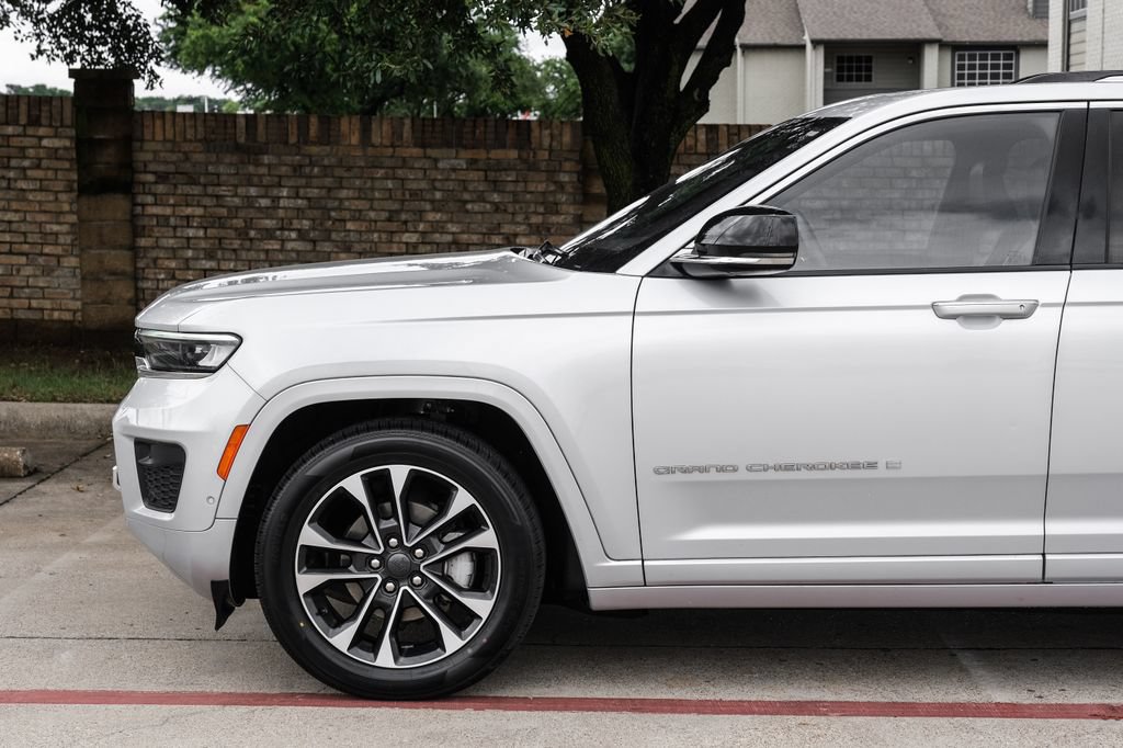 Used 2022 Jeep Grand Cherokee Overland w/ Luxury Tech Group IV AWD/4WD image 22