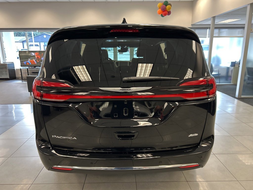 New 2026 Chrysler Pacifica Select image 4