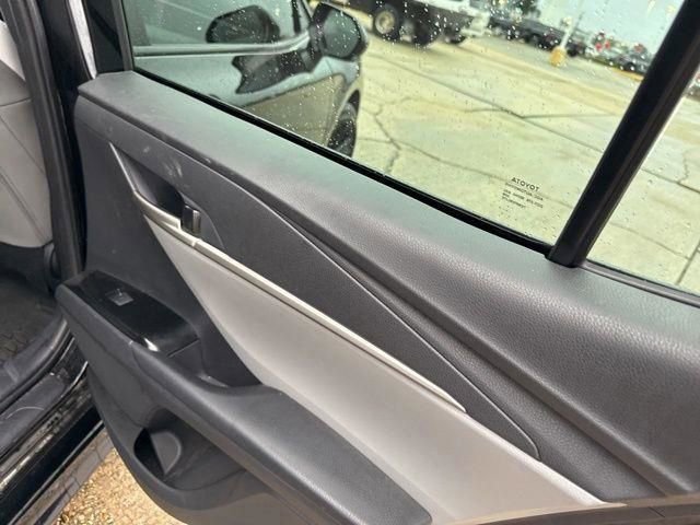 Used 2025 Toyota Camry SE image 28