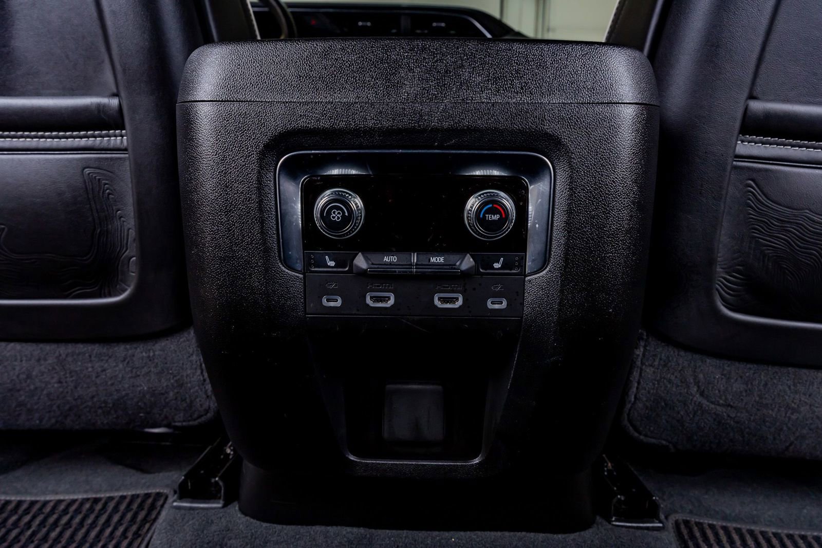 Used 2024 GMC Yukon Denali Ultimate AWD/4WD image 33