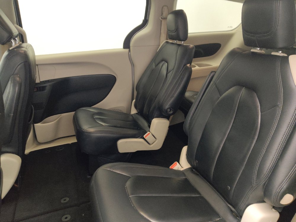 Used 2017 Chrysler Pacifica Touring FWD image 18