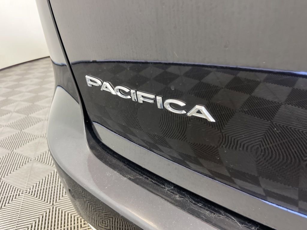 Used 2024 Chrysler Pacifica Touring-L image 3