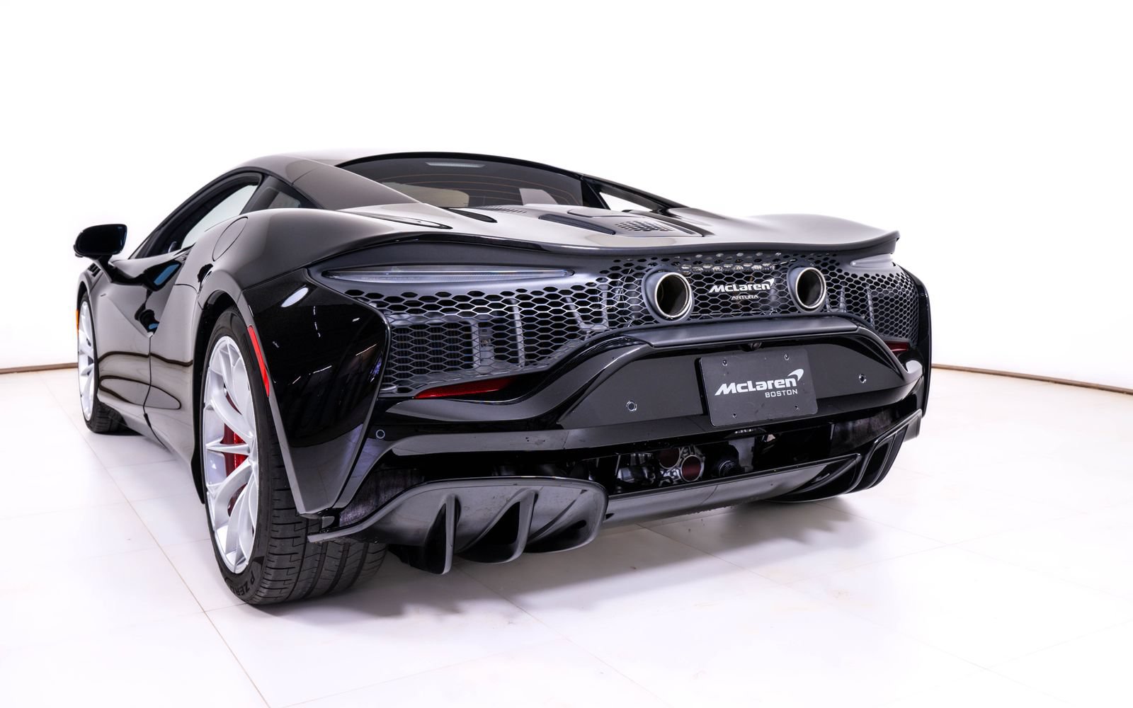 Used 2024 McLaren Artura RWD image 11