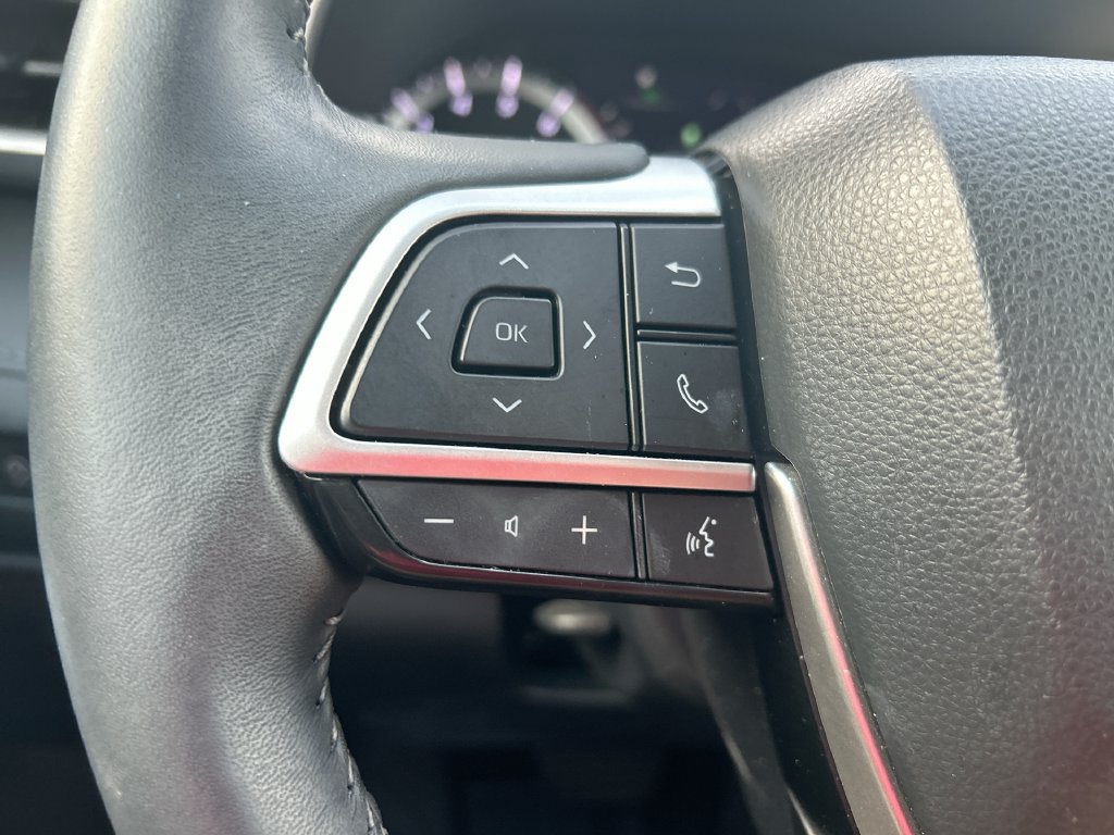 Used 2024 Toyota Highlander XLE FWD image 16