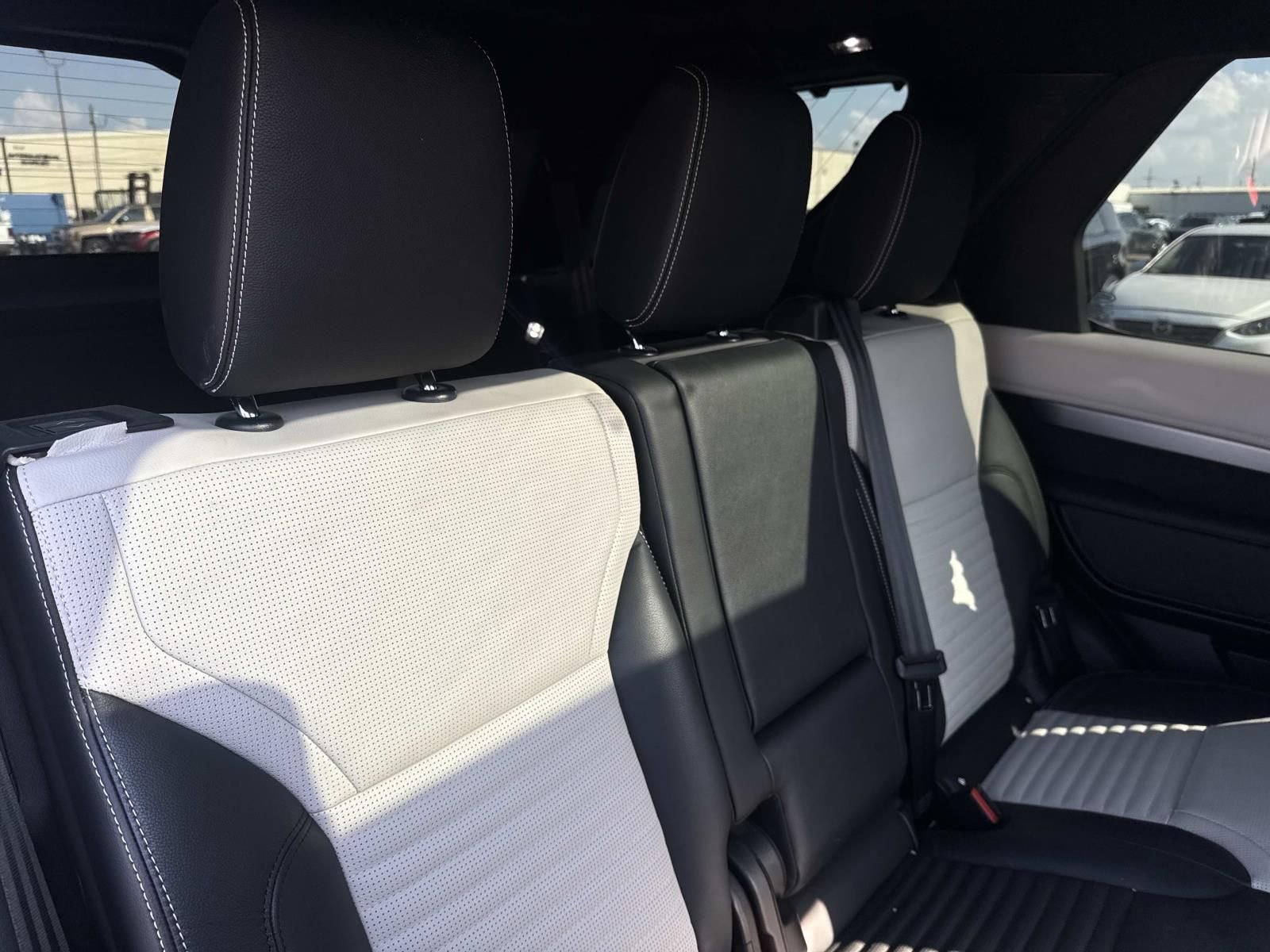 Used 2022 Land Rover Discovery S R-Dynamic image 9