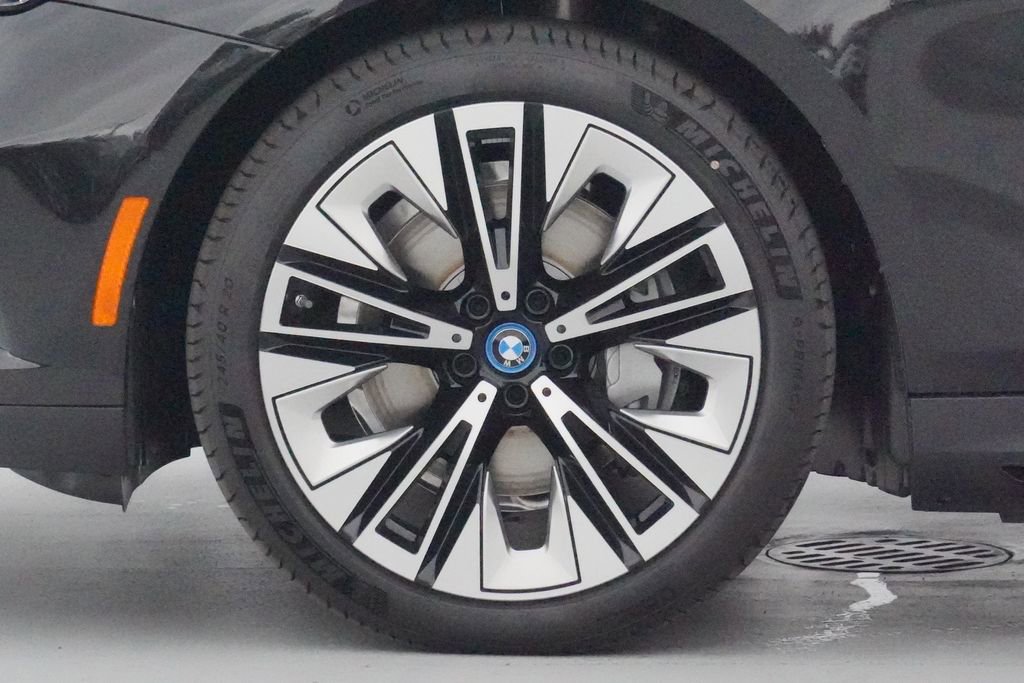 Used 2025 BMW i5 eDrive40i w/ Premium Package image 5