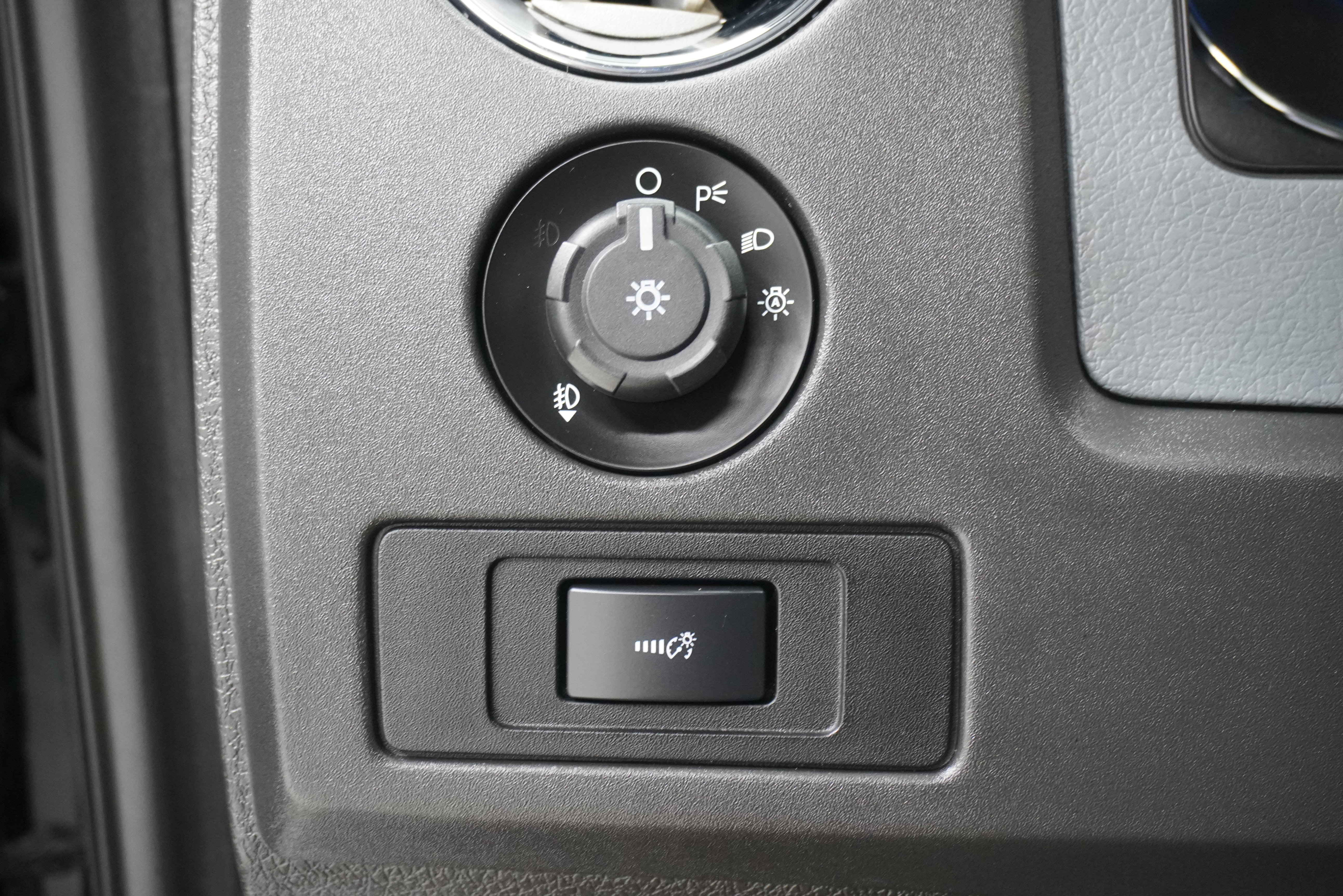 Used 2013 Ford F150 XLT w/ XLT Chrome Pkg image 19