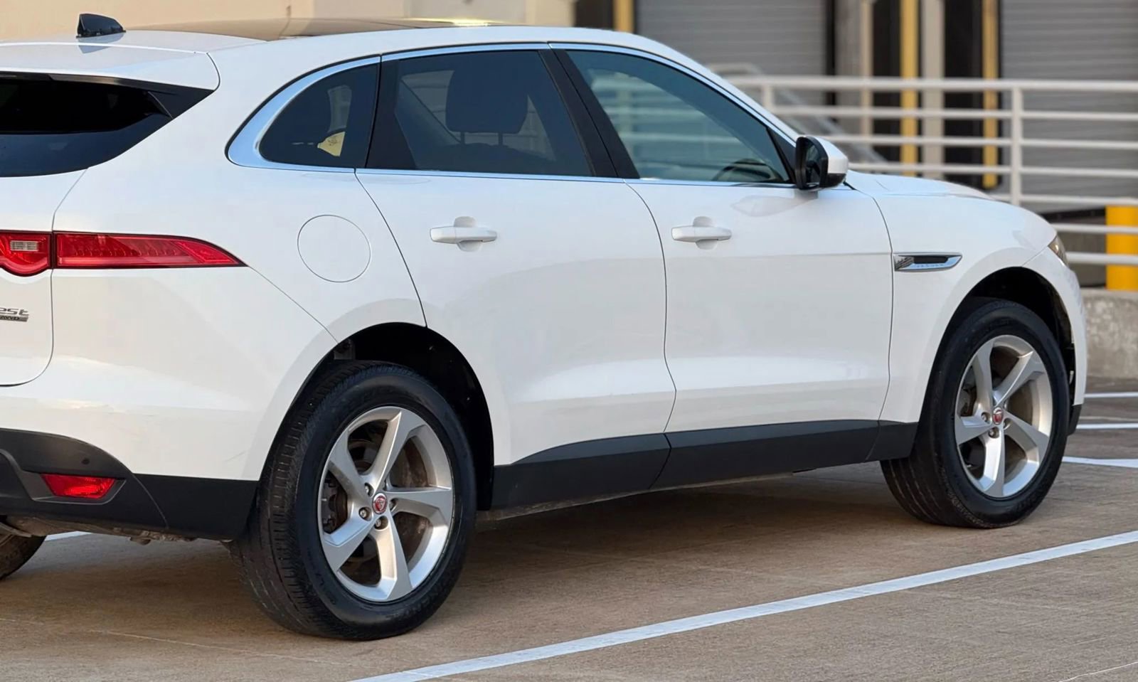 Used 2019 Jaguar F-PACE image 9