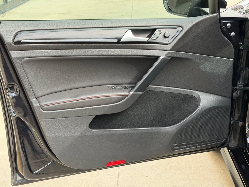 Used 2017 Volkswagen GTI SE FWD image 17