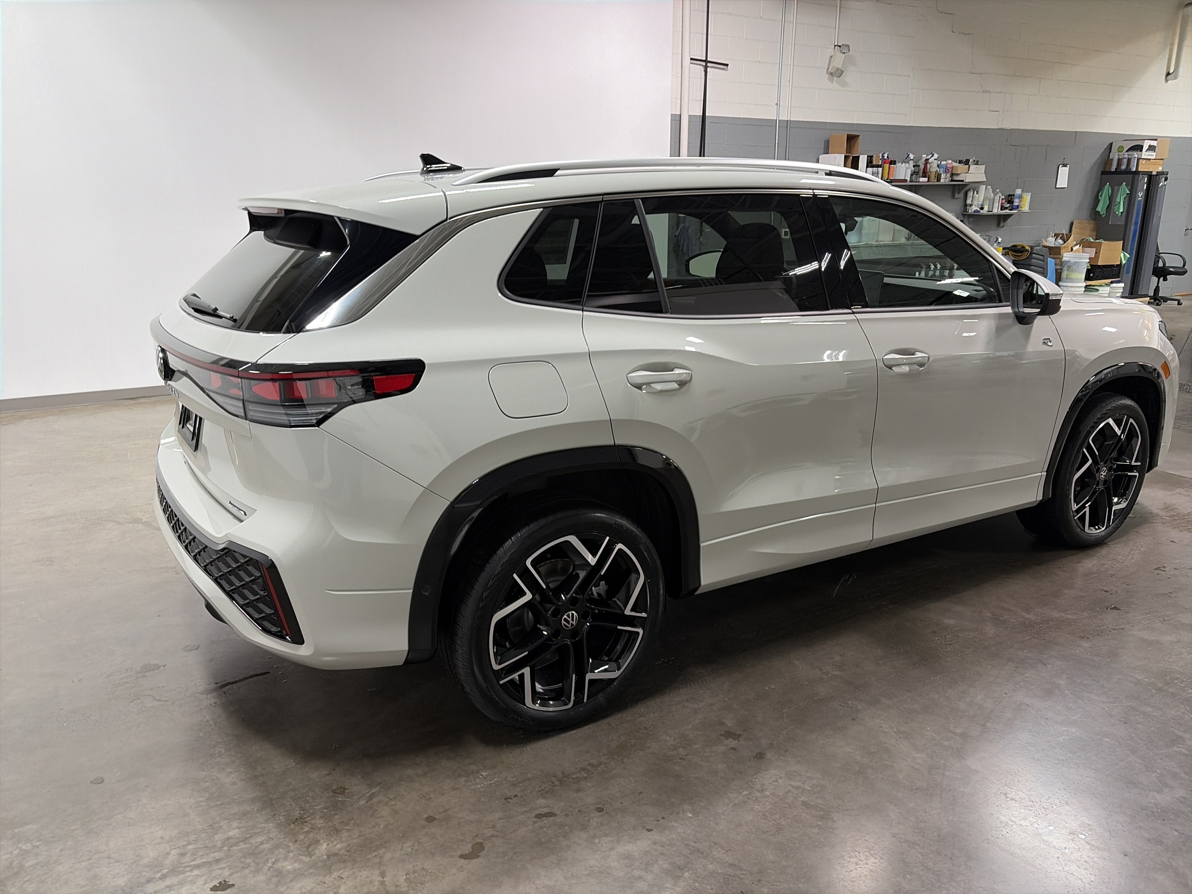 New 2026 Volkswagen Tiguan SEL R-Line AWD/4WD image 5