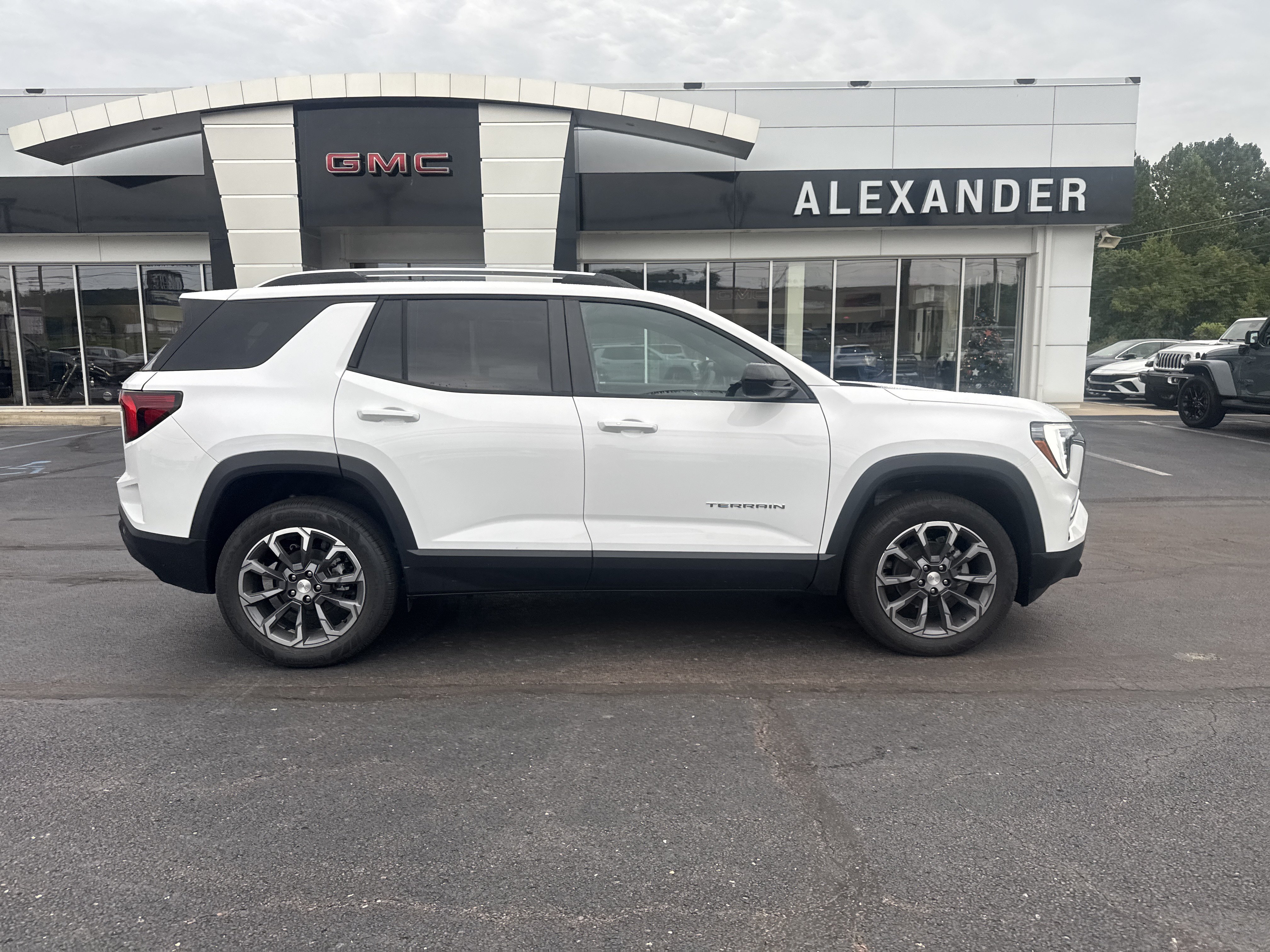 New 2027 GMC Terrain Elevation w/ Elevation Premium Package AWD/4WD image 2