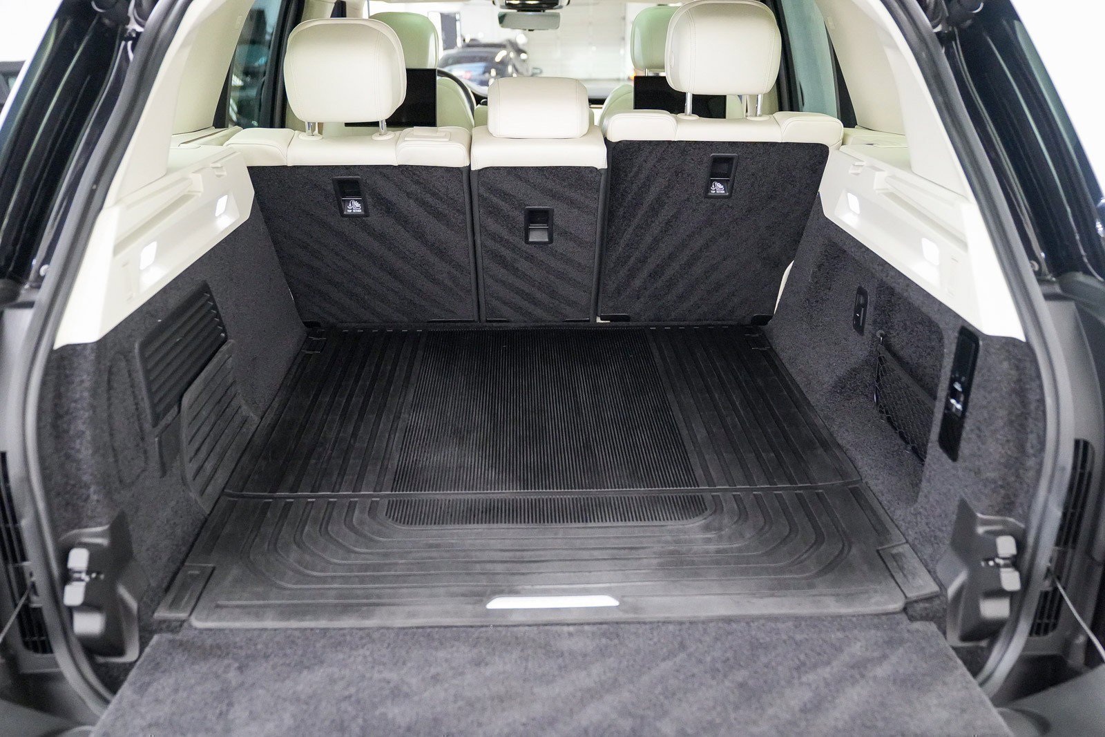 Used 2023 Land Rover Range Rover SE image 35