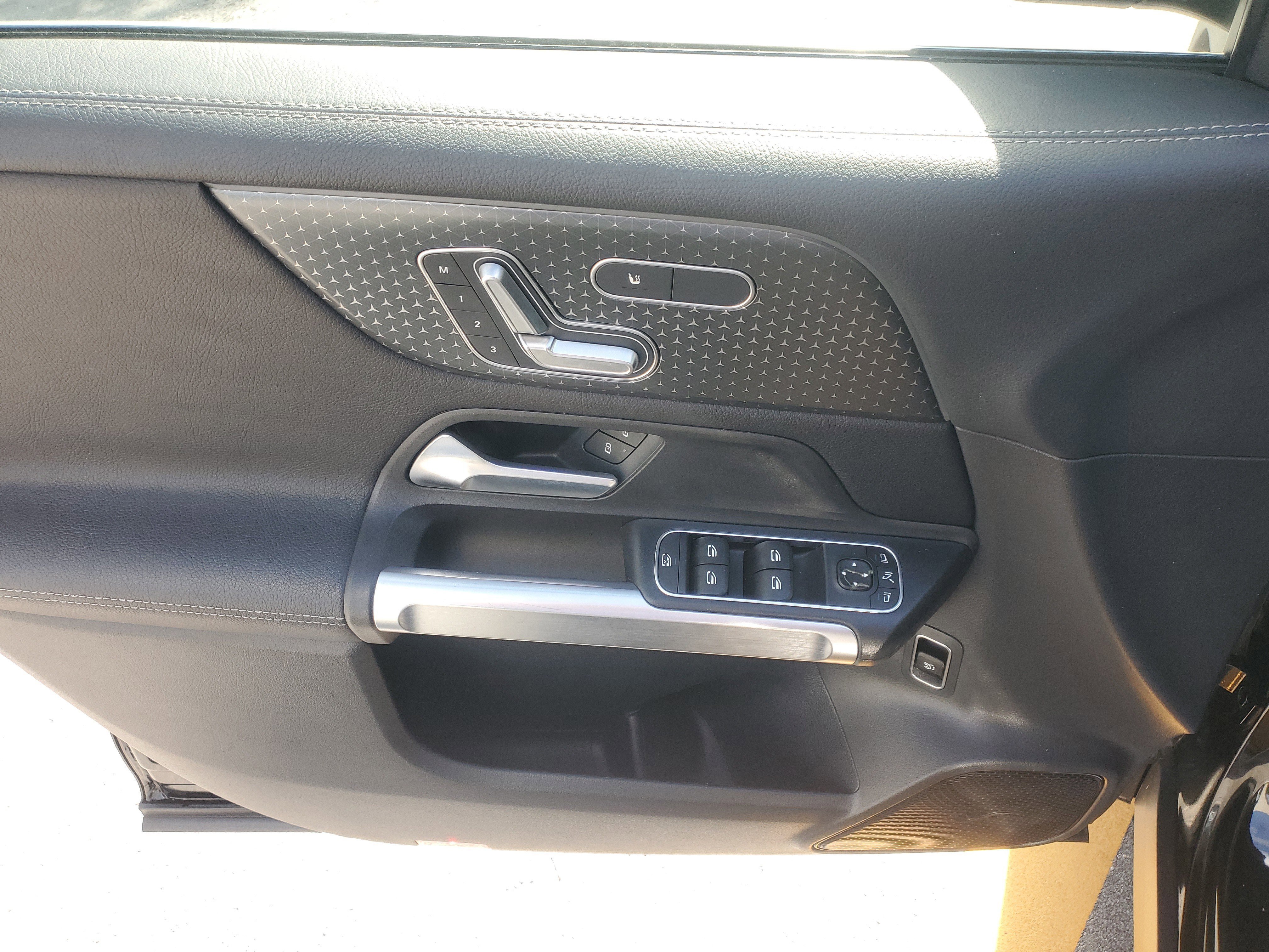 Used 2025 Mercedes-Benz GLB 250 4MATIC image 18
