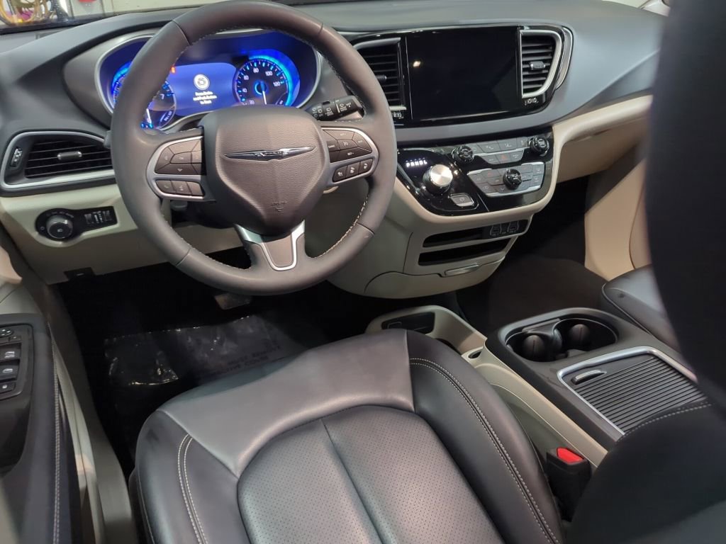 Used 2024 Chrysler Pacifica Touring-L image 15