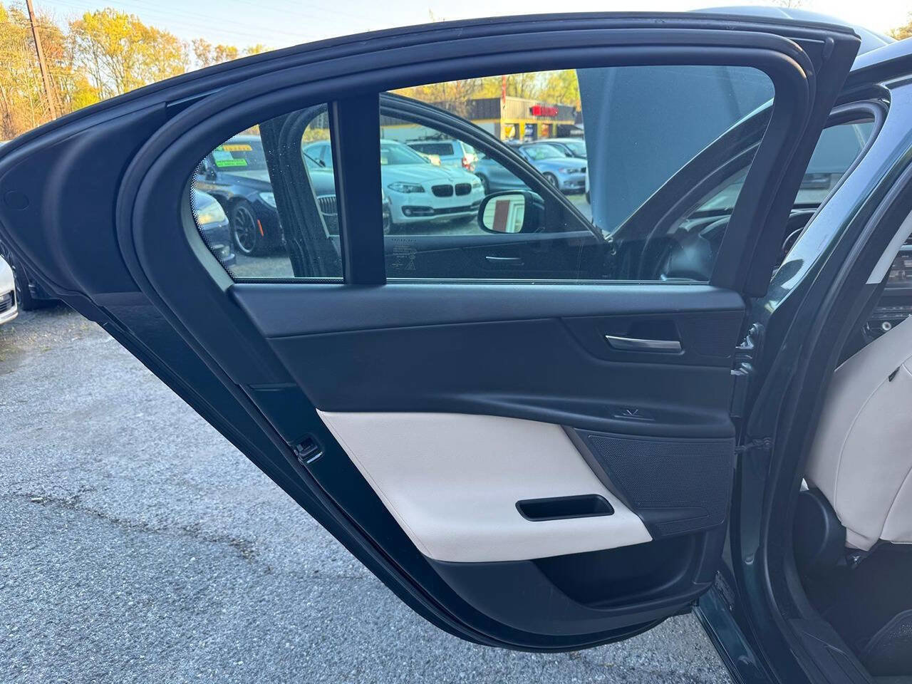 Used 2017 Jaguar XE Premium image 19