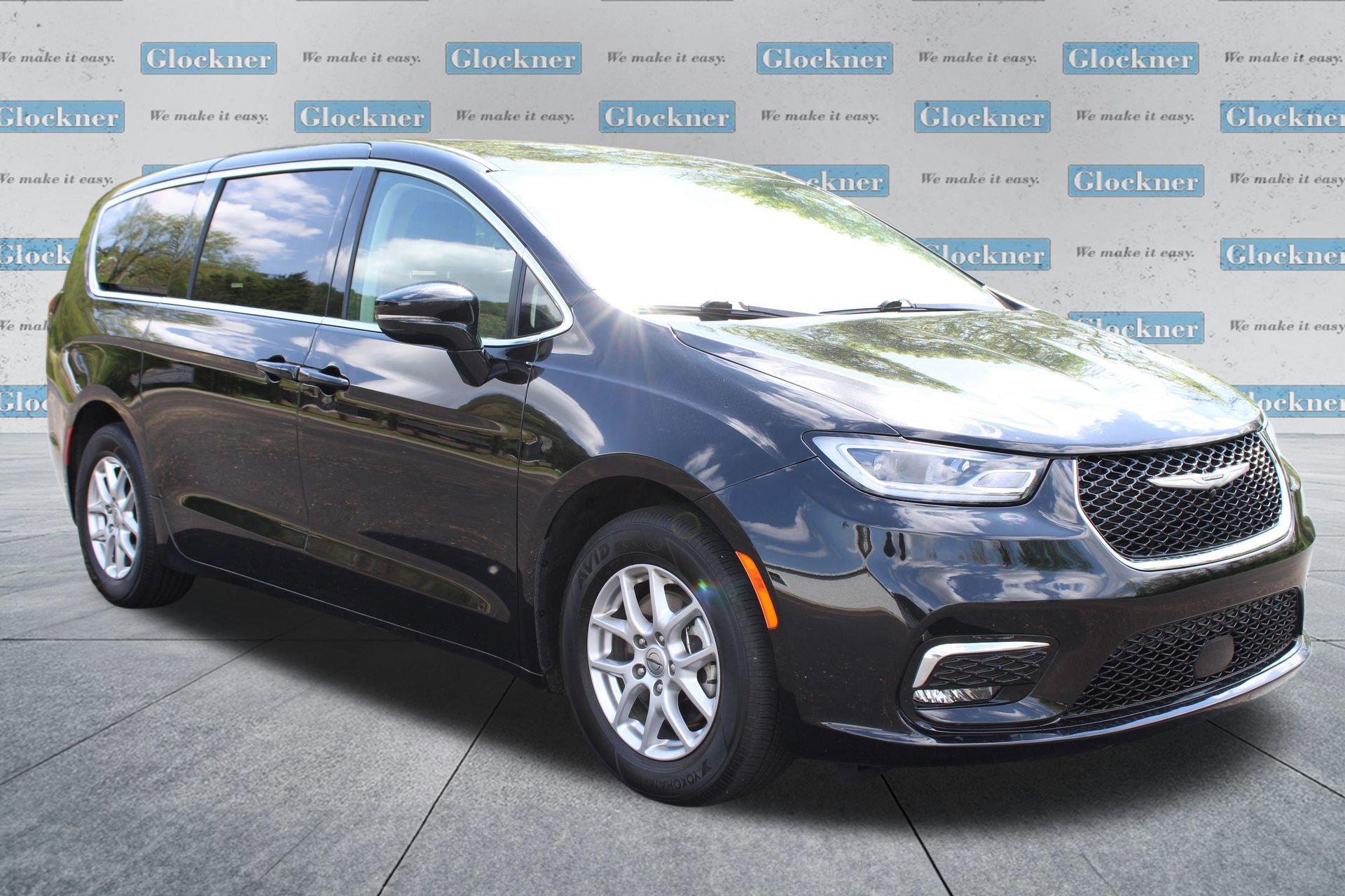 Used 2024 Chrysler Pacifica Touring-L image 3