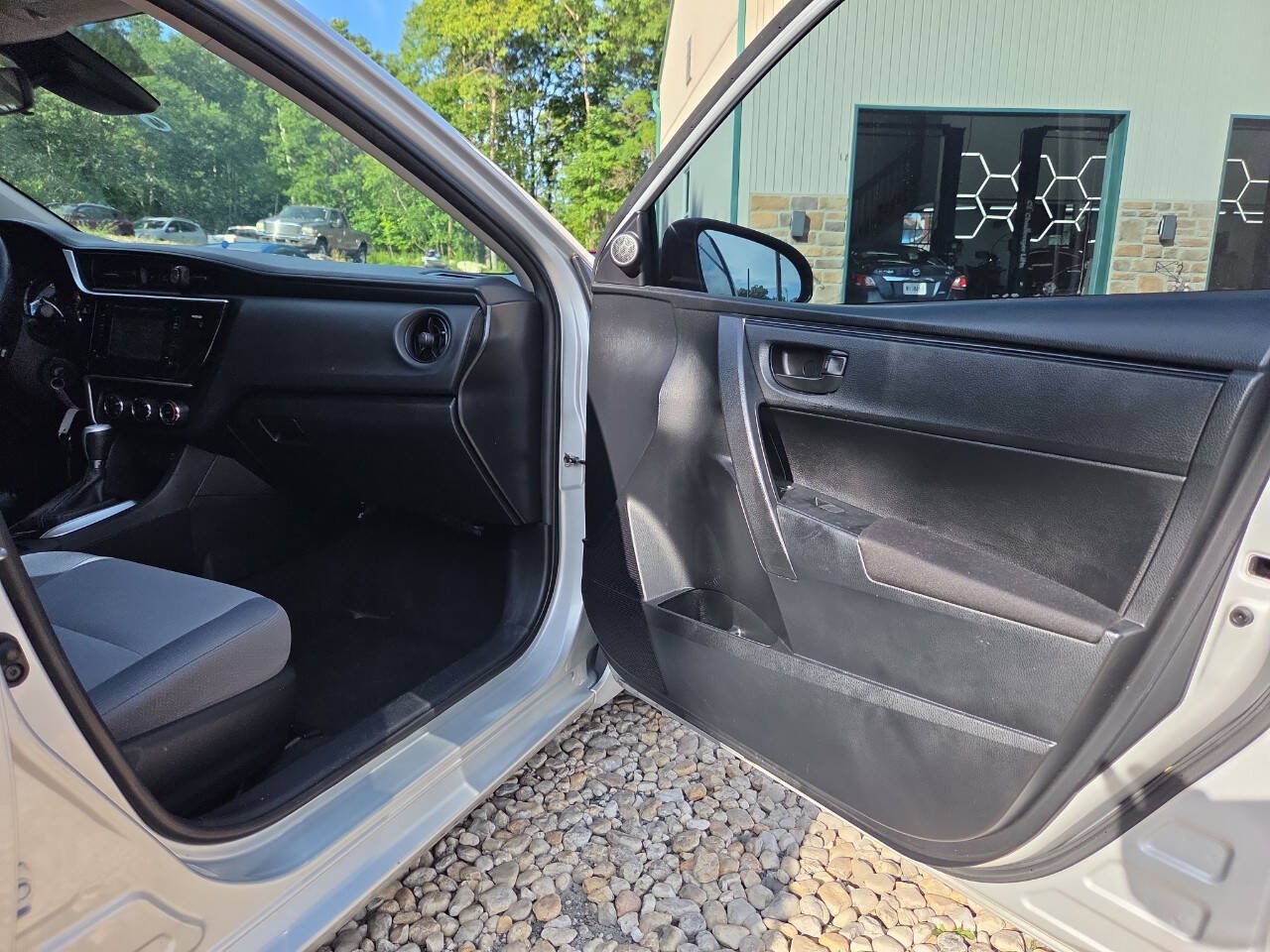 Used 2017 Toyota Corolla XLE FWD image 18